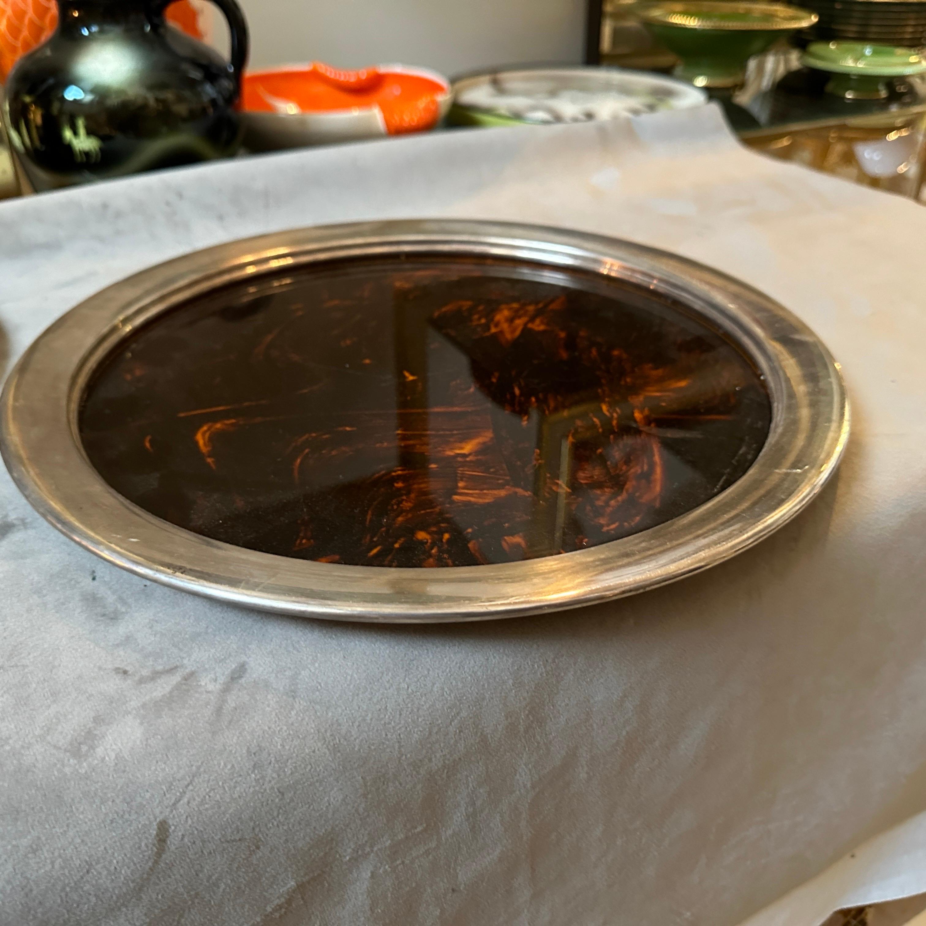A Pair of 1970s Mid-Century Modern Fake Tortoise Lucite Round Trays by Guzzini In Good Condition In Aci Castello, IT
