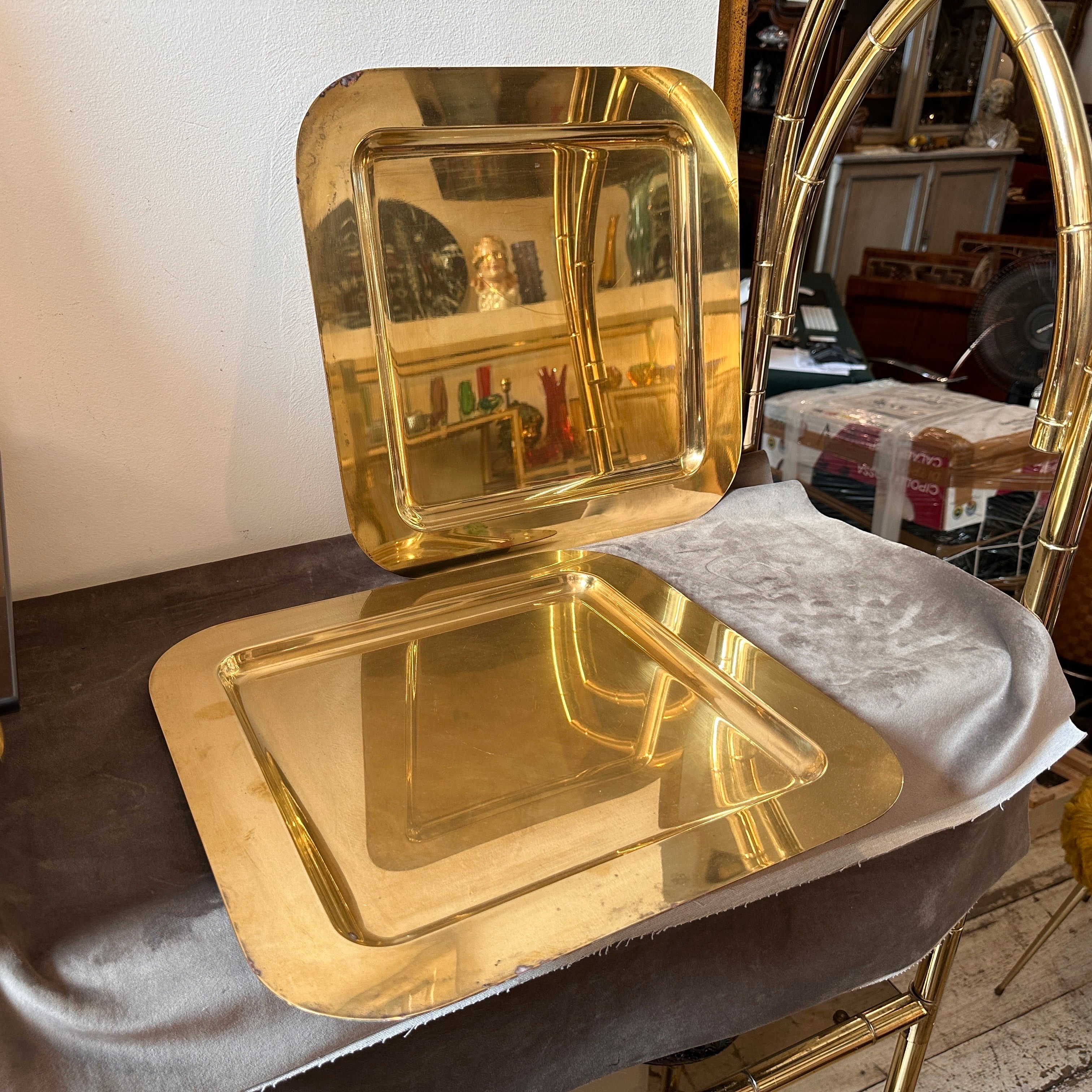 A pair of high quality solid brass square trays designed and manufactured in Italy in the Seventies, they are in original patina with normal signs of use and age.
These Trays exude the era's quintessential fusion of elegance, functionality, and