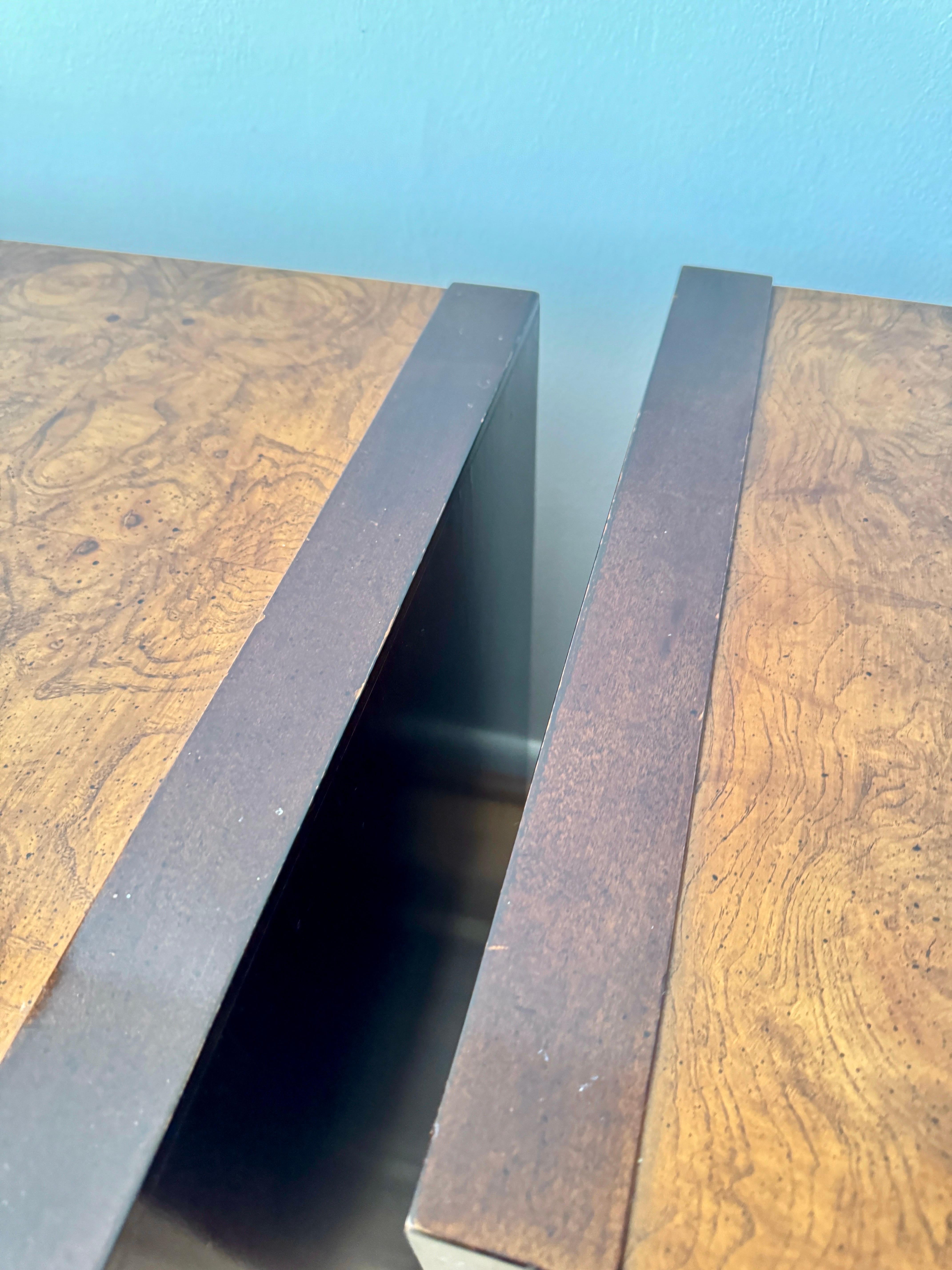 Paire de tables de nuit en bois de ronce de style Milo Baughman des années 1970 par Century Furniture  en vente 2