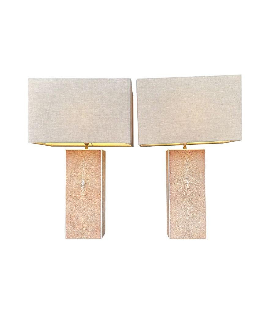 Ein Paar pastellrosa Lampen aus den 1970er Jahren mit natürlichen Leinenschirmen im Angebot 4