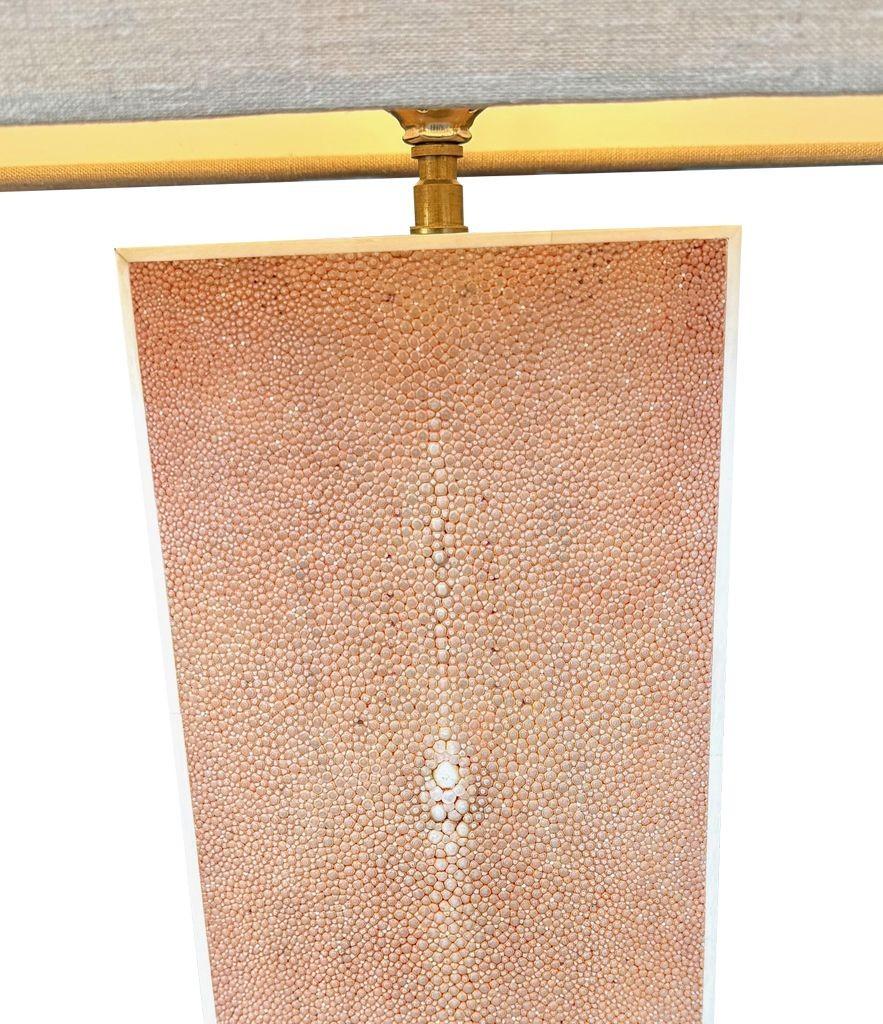 Ein Paar pastellrosa Lampen aus den 1970er Jahren mit natürlichen Leinenschirmen im Angebot 7