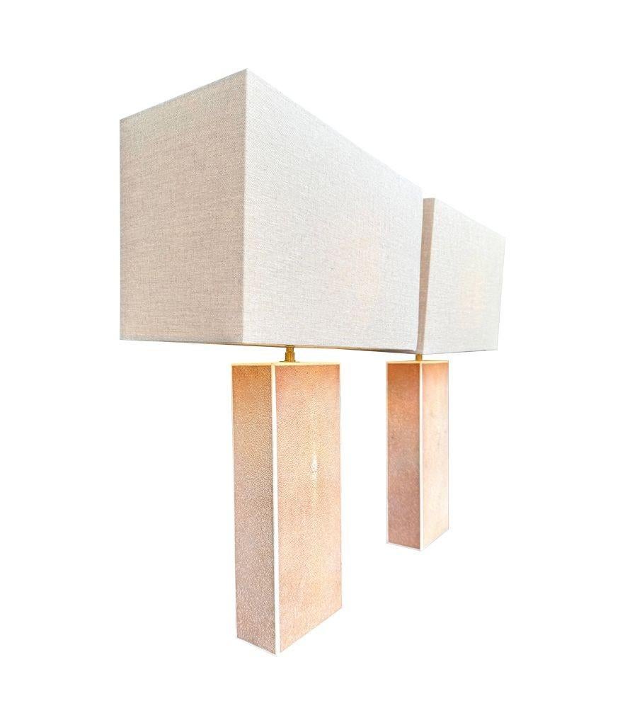 Ein Paar pastellrosa Lampen aus den 1970er Jahren mit natürlichen Leinenschirmen im Angebot 9