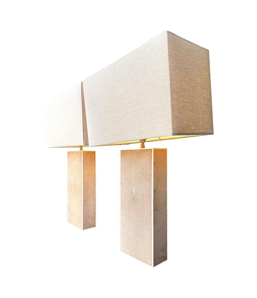 Ein Paar pastellrosa Lampen aus den 1970er Jahren mit natürlichen Leinenschirmen im Angebot 10