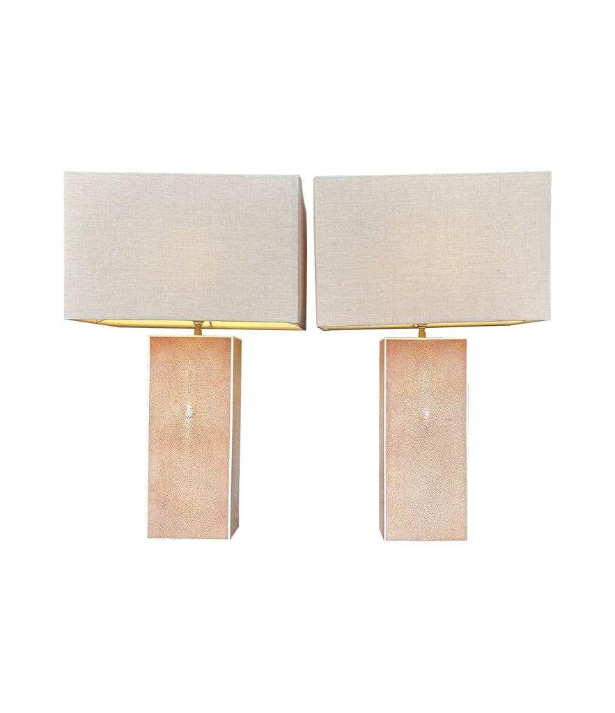 Ein Paar pastellrosa Lampen aus den 1970er Jahren mit natürlichen Leinenschirmen (Art déco) im Angebot