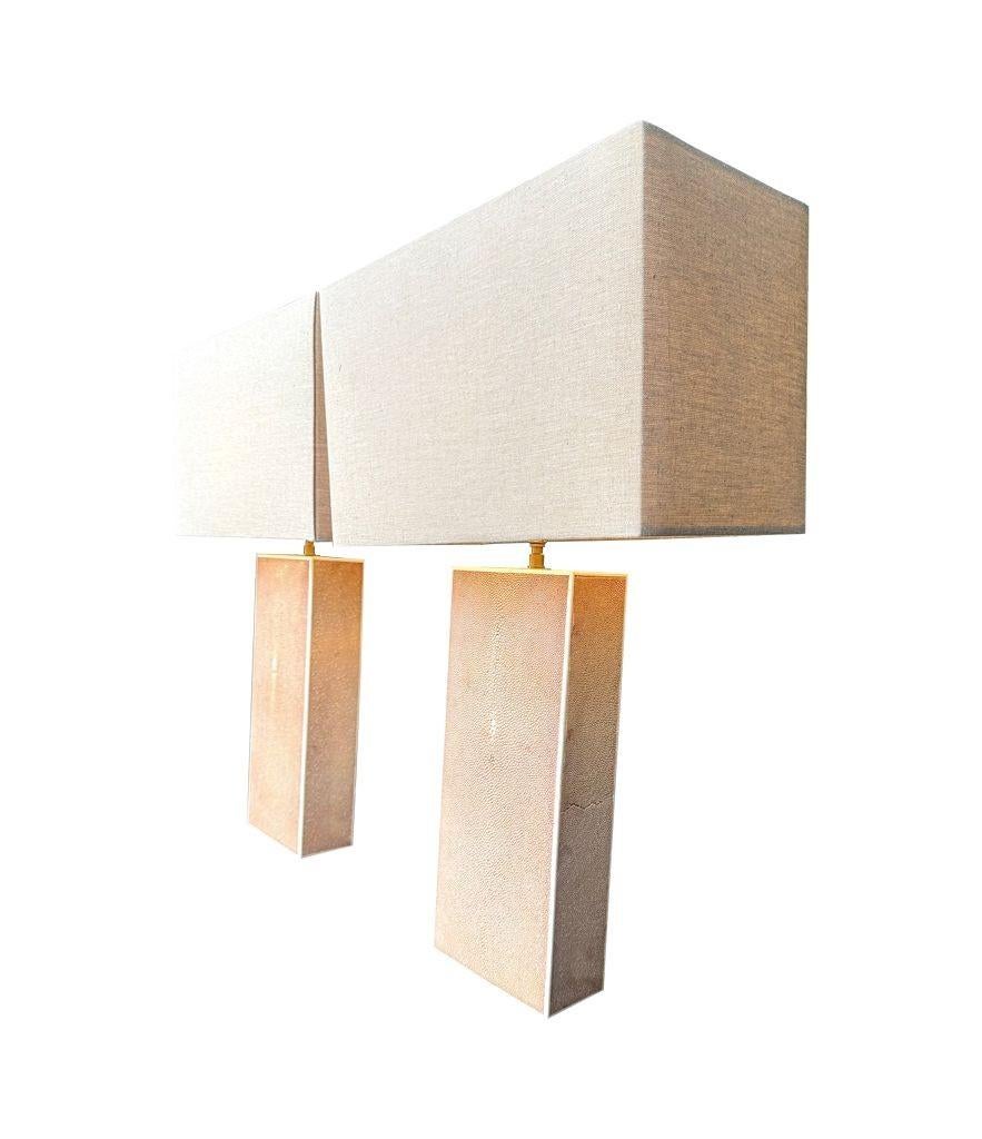 Ein Paar pastellrosa Lampen aus den 1970er Jahren mit natürlichen Leinenschirmen (Französisch) im Angebot