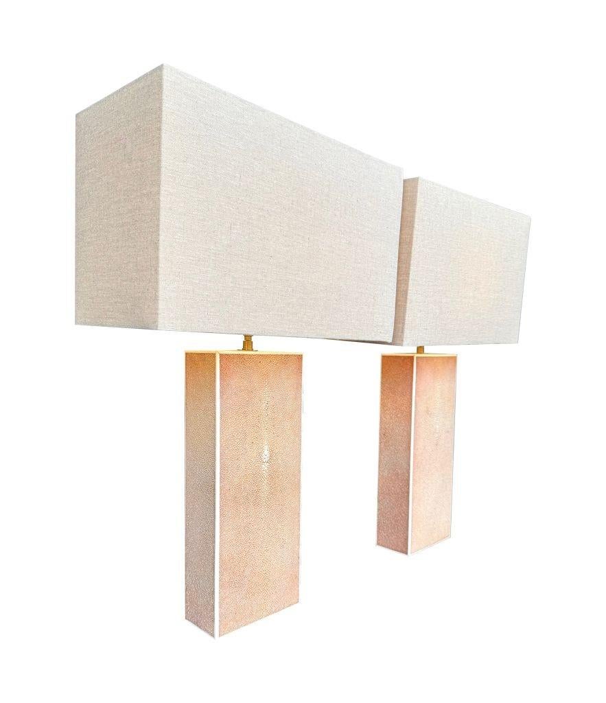 Ein Paar pastellrosa Lampen aus den 1970er Jahren mit natürlichen Leinenschirmen (Messing) im Angebot