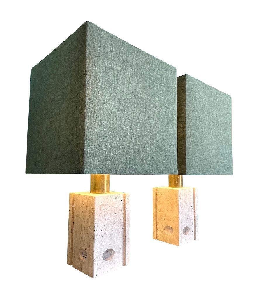 A pair of 1970s sculptural Italian travertine lamps by Fratelli Mannelli In Good Condition For Sale In London, GB