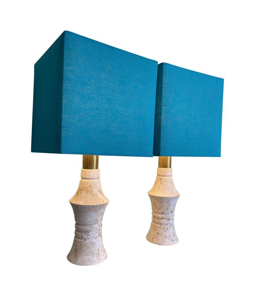 A pair of 1970s sculptural shaped travertine lamps by Fratelli Mannelli For Sale 3