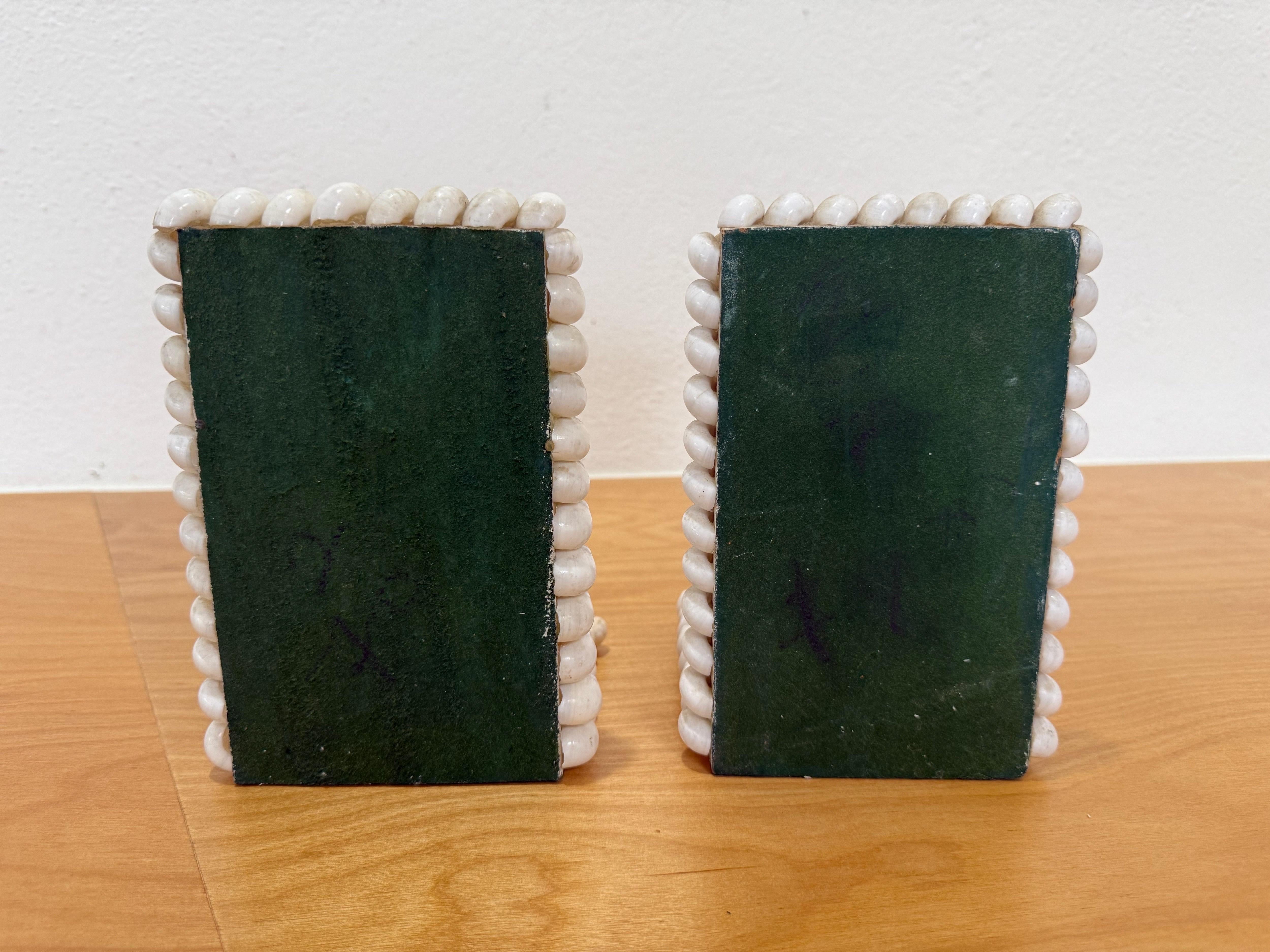 Un par de sujetalibros con incrustaciones de concha de los años 70 en venta 2