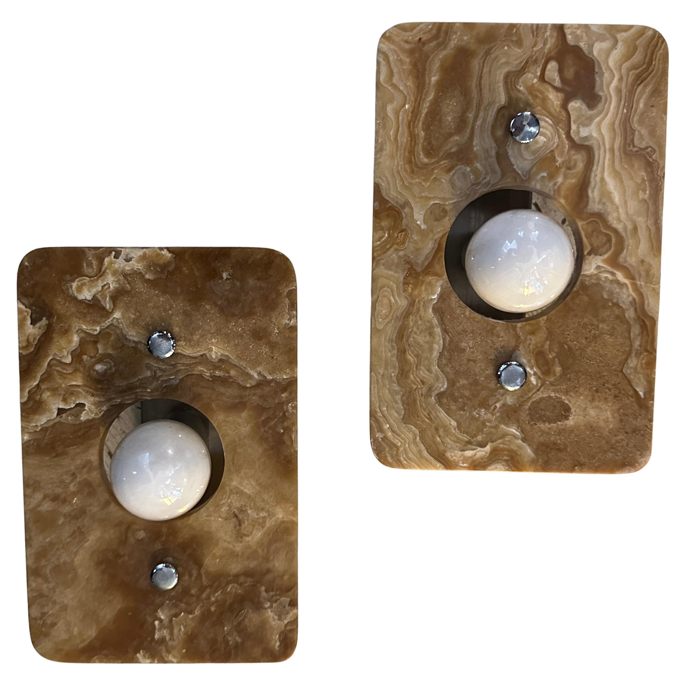 Queste applique italiane in marmo onice marrone dell'era spaziale degli anni '70 sono un elegante esempio di design moderno di metà secolo con un tocco unico dell'era spaziale. Ogni applique è caratterizzata da un pannello rettangolare in marmo