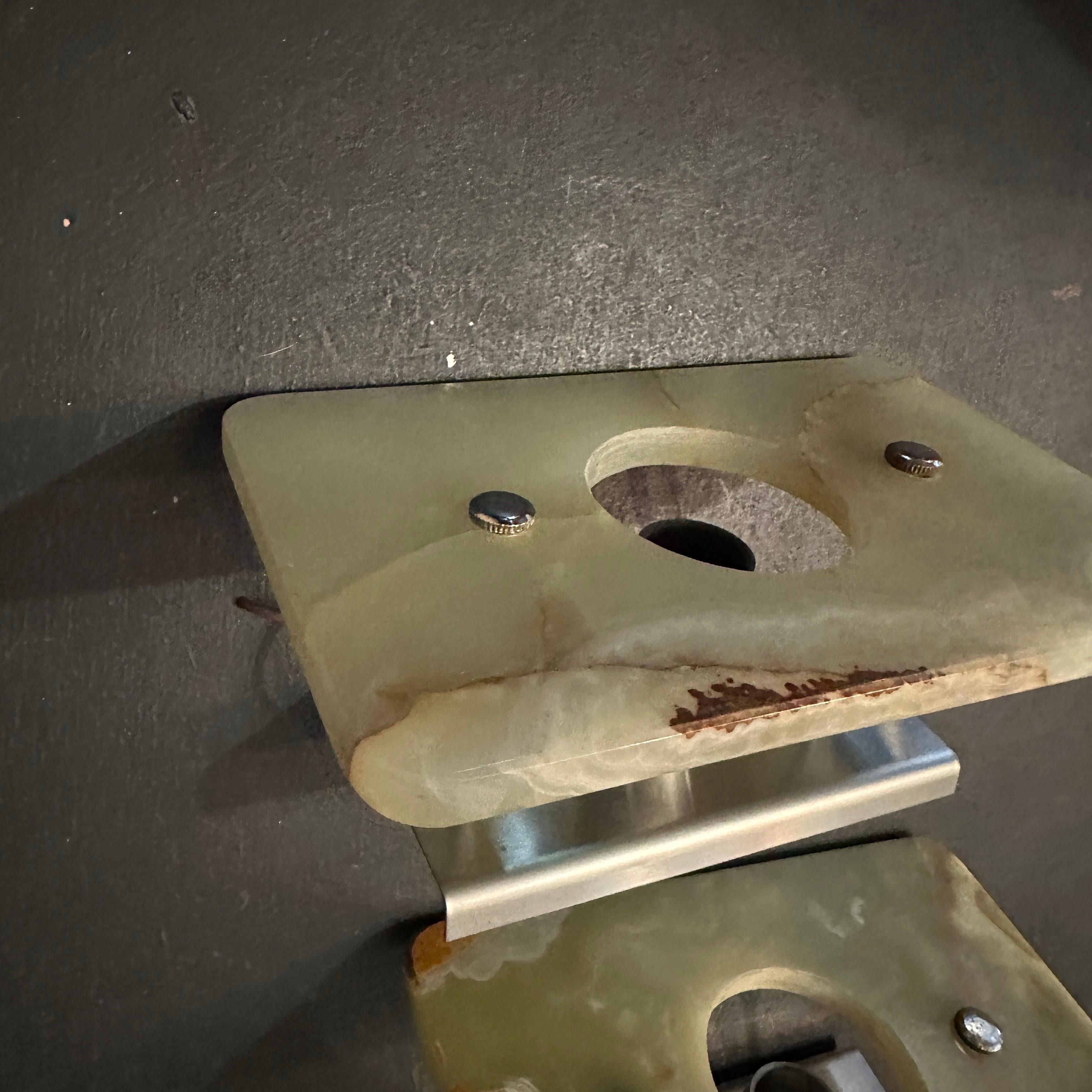 Italiano Coppia di lampade da parete in marmo onice verde e marrone degli anni '70 in vendita