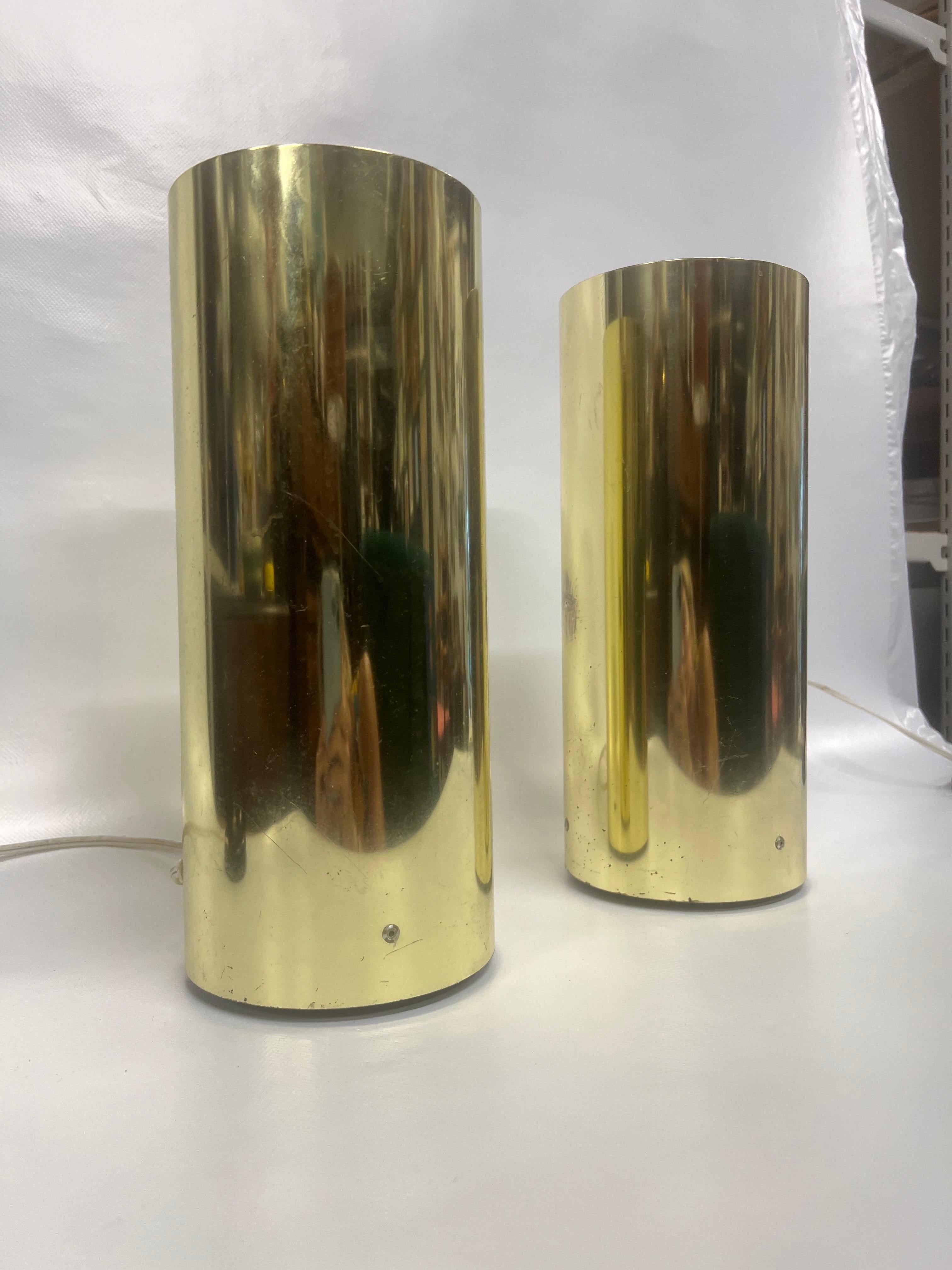 Pareja de lámparas de sobremesa cilíndricas altas de metal iluminado en dorado. Utiliza una iluminación espectacular en casa para resaltar algo especial de tu colección o de tus interiores.  A la manera de Robert Sonneman.