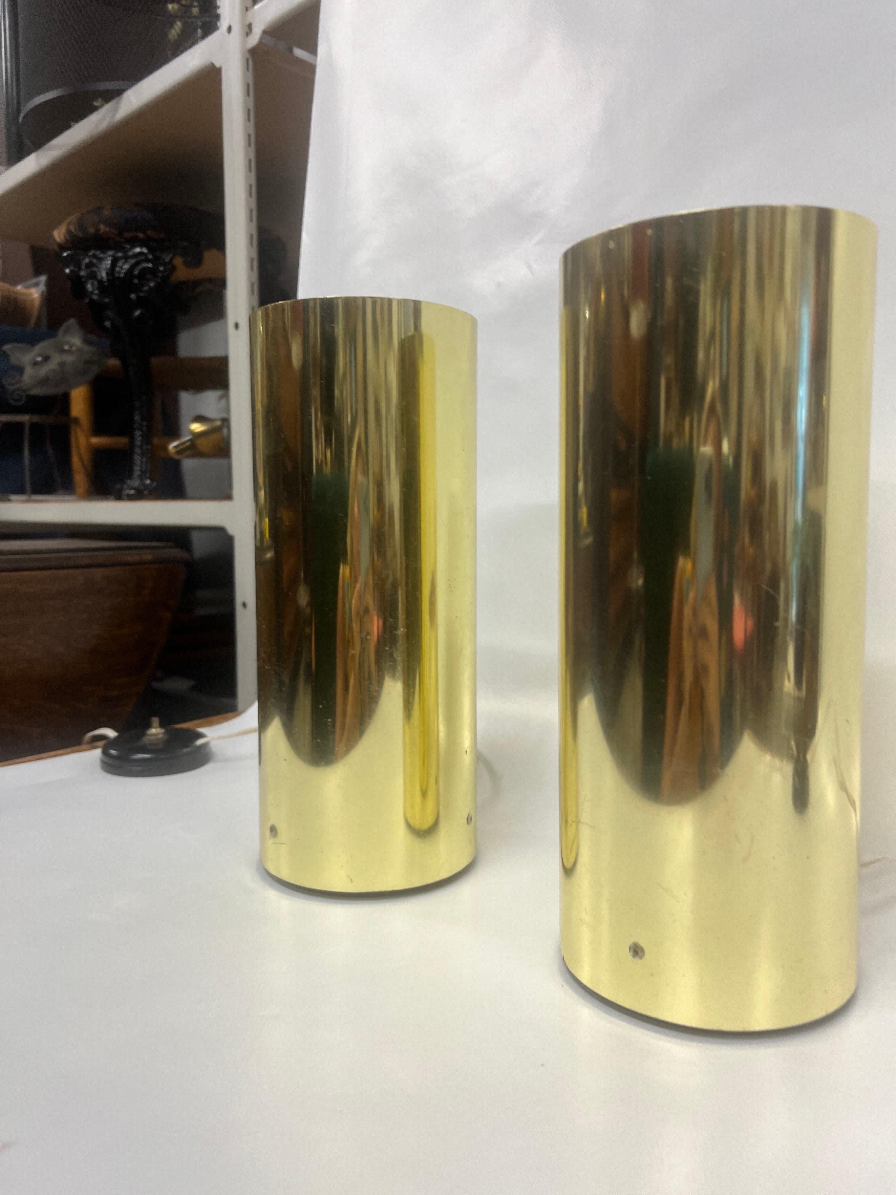 Un par de lámparas de mesa cilíndricas de latón estilo Robert Sonneman de los años 70 Moderno de mediados de siglo en venta