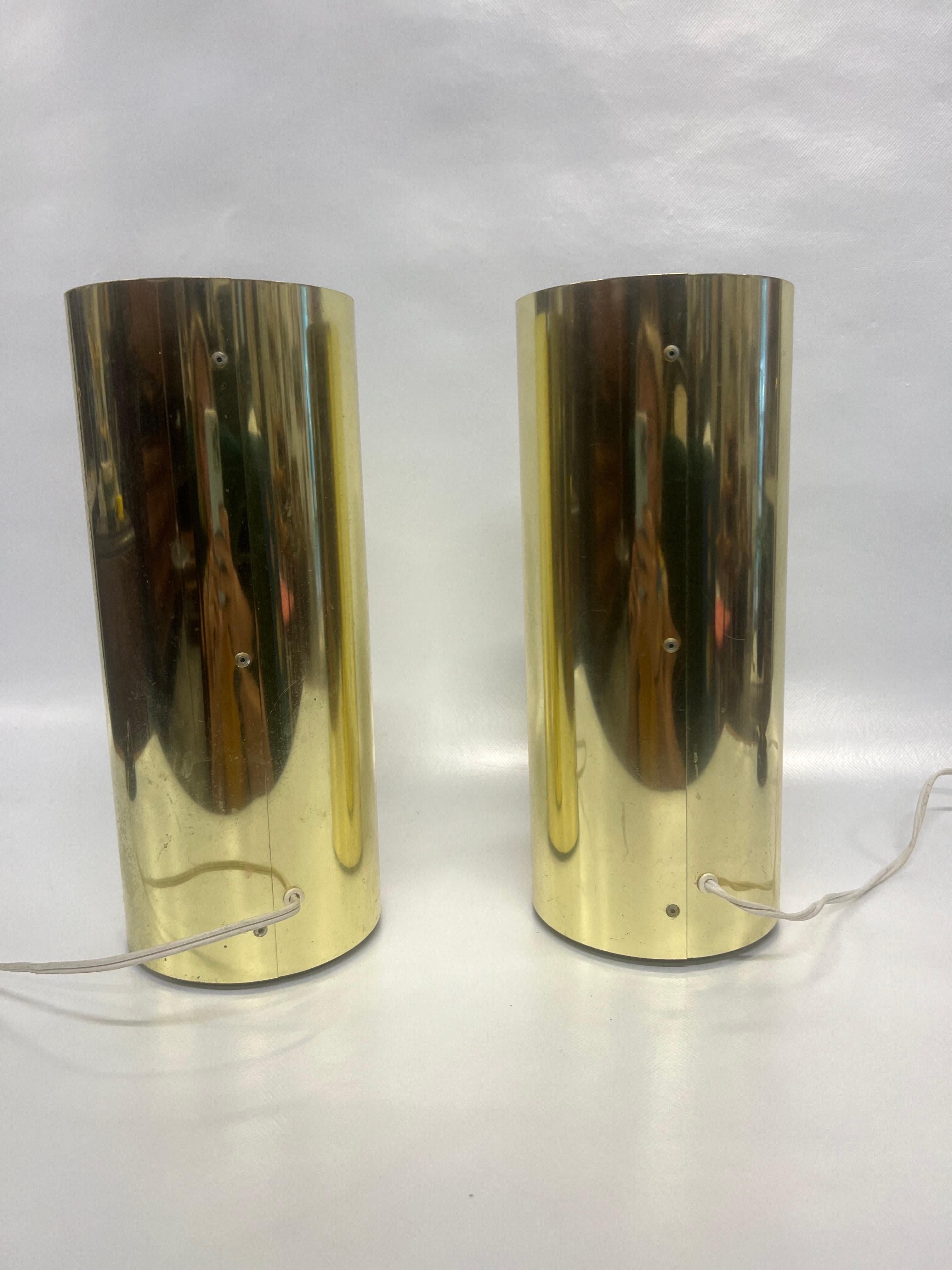 Un par de lámparas de mesa cilíndricas de latón estilo Robert Sonneman de los años 70 Estadounidense en venta