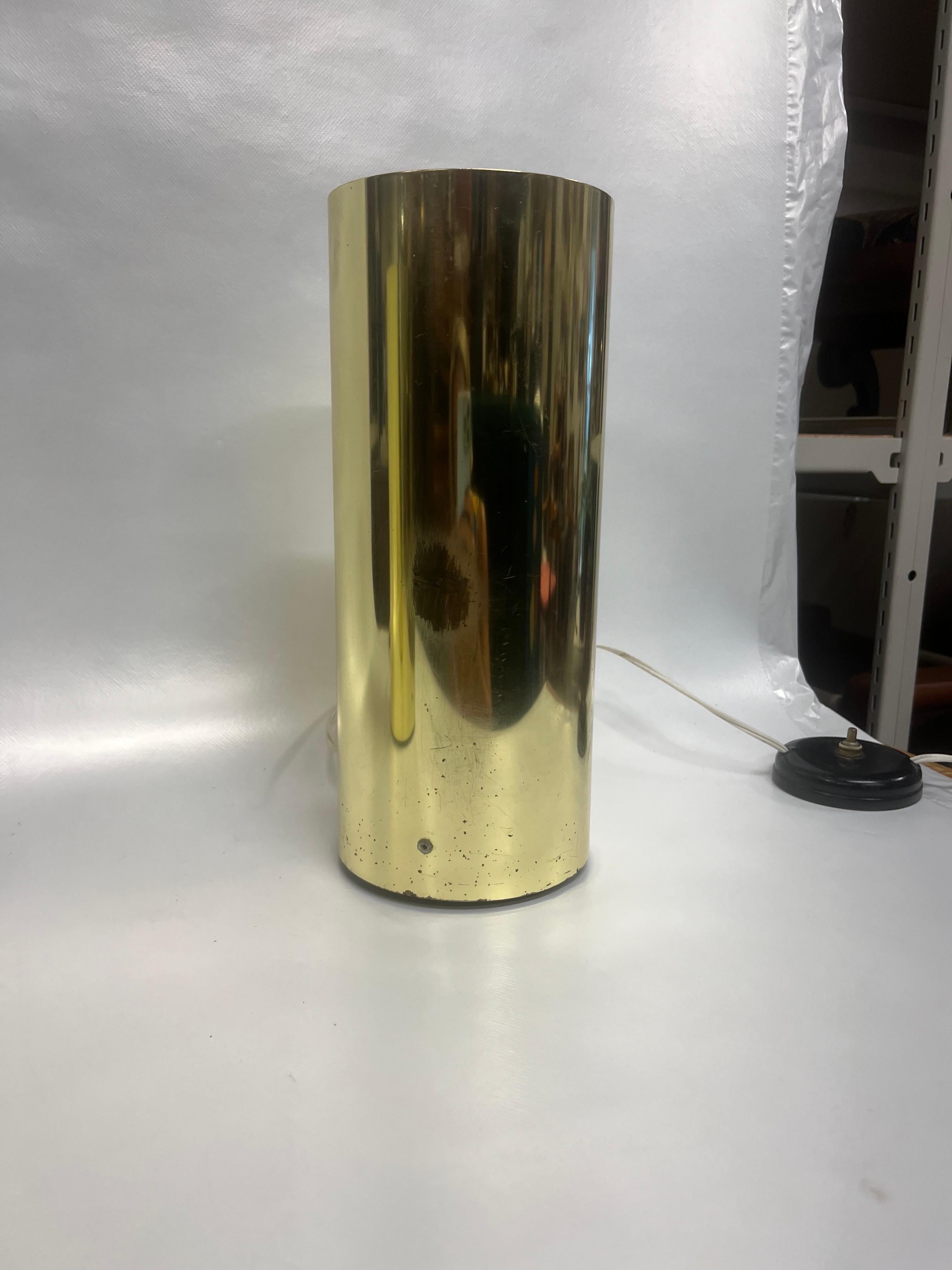 Un par de lámparas de mesa cilíndricas de latón estilo Robert Sonneman de los años 70 en venta 1