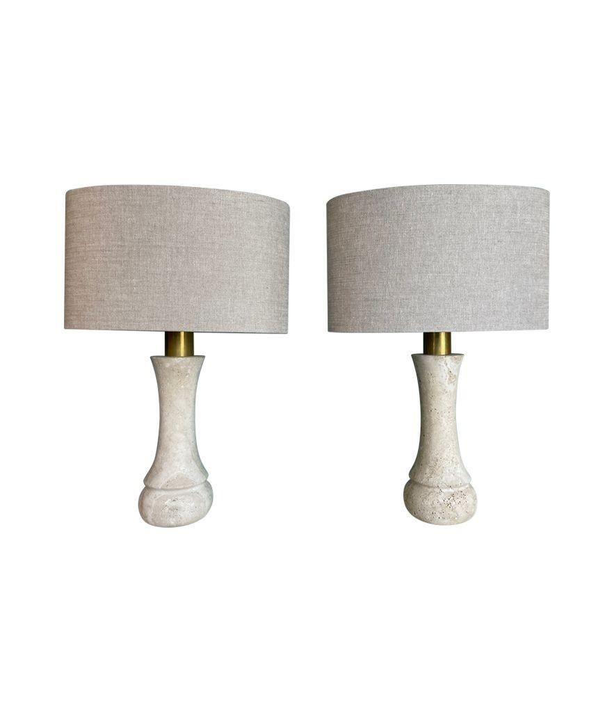 Italian A pair of 1970s travertine and brass lamps by Fratelli Mannelli For Sale