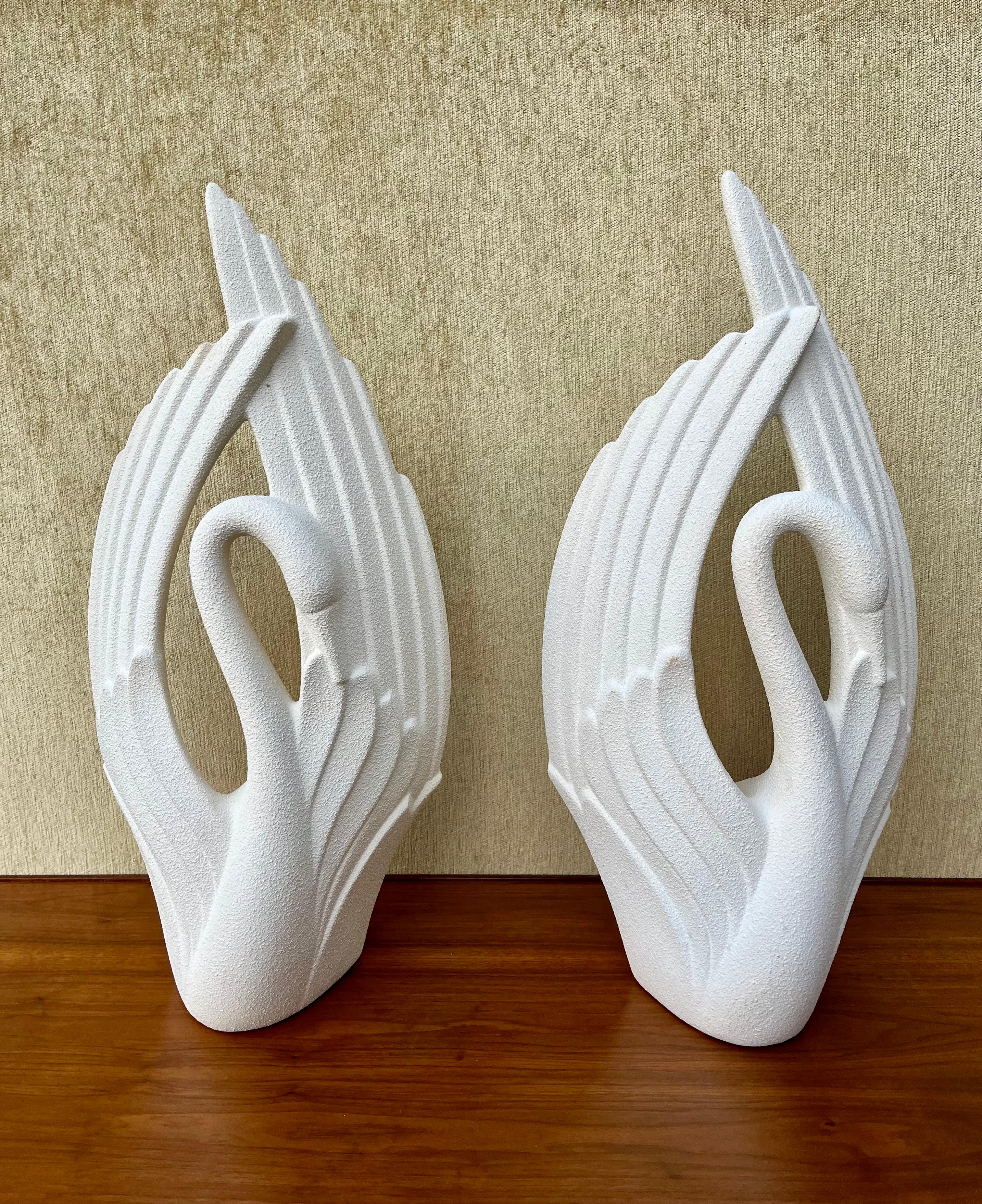 Ein Paar 1980er Art Deco Revival Haeger Pottery Swan Sculptures. 4