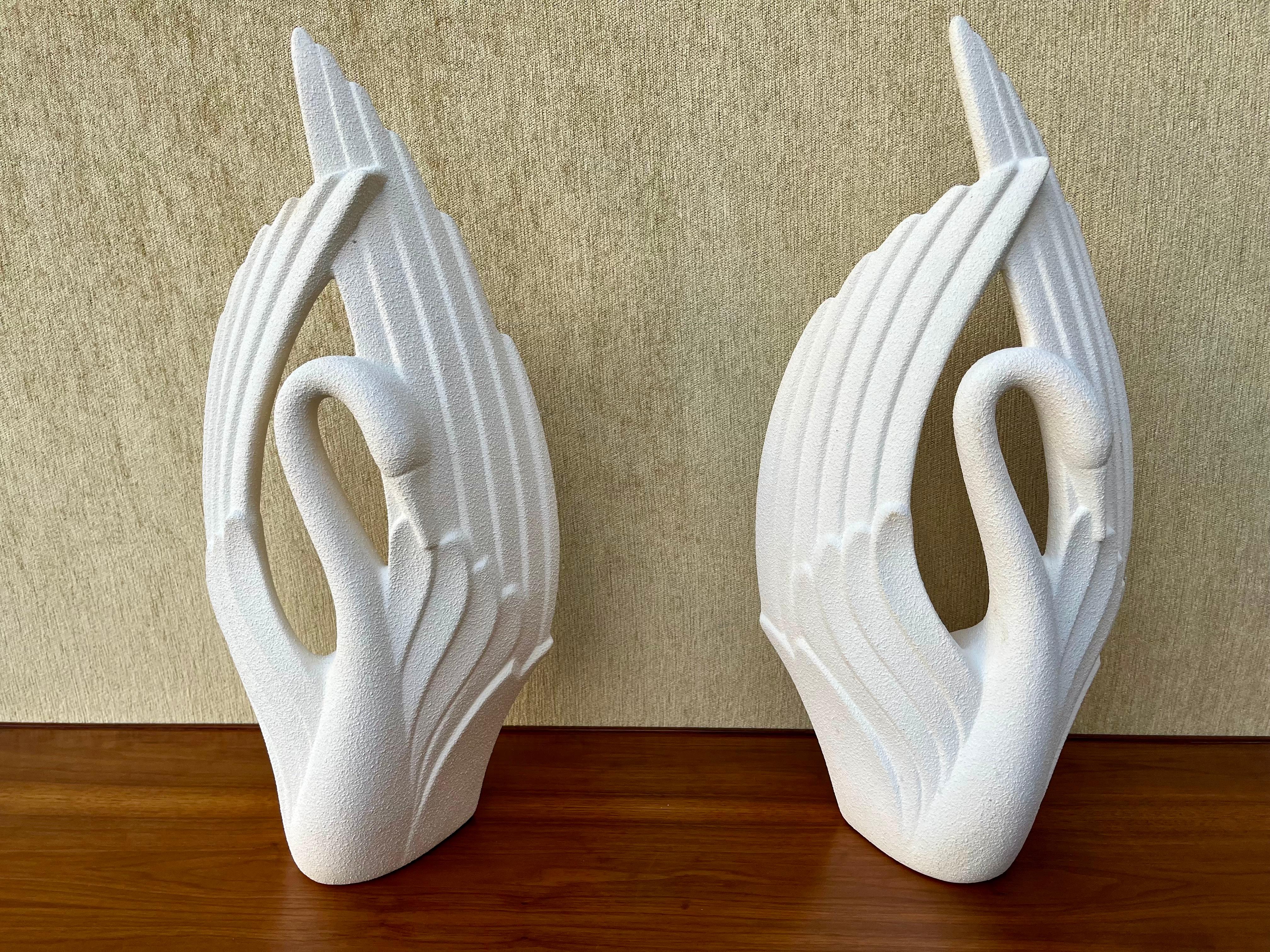 Ein Paar 1980er Art Deco Revival Haeger Pottery Swan Sculptures. 11