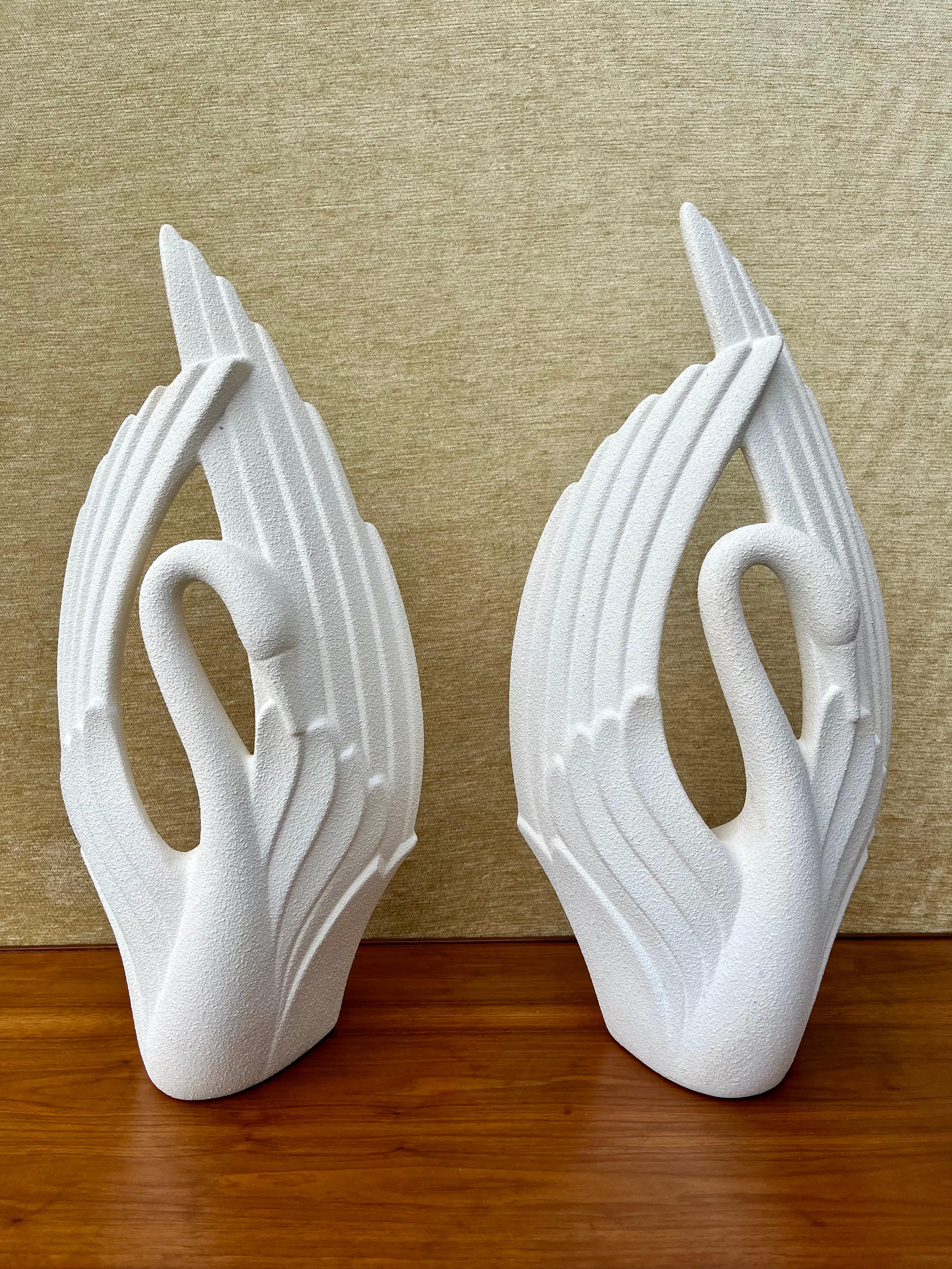 Ein Paar 1980er Art Deco Revival Haeger Pottery Swan Sculptures. 12