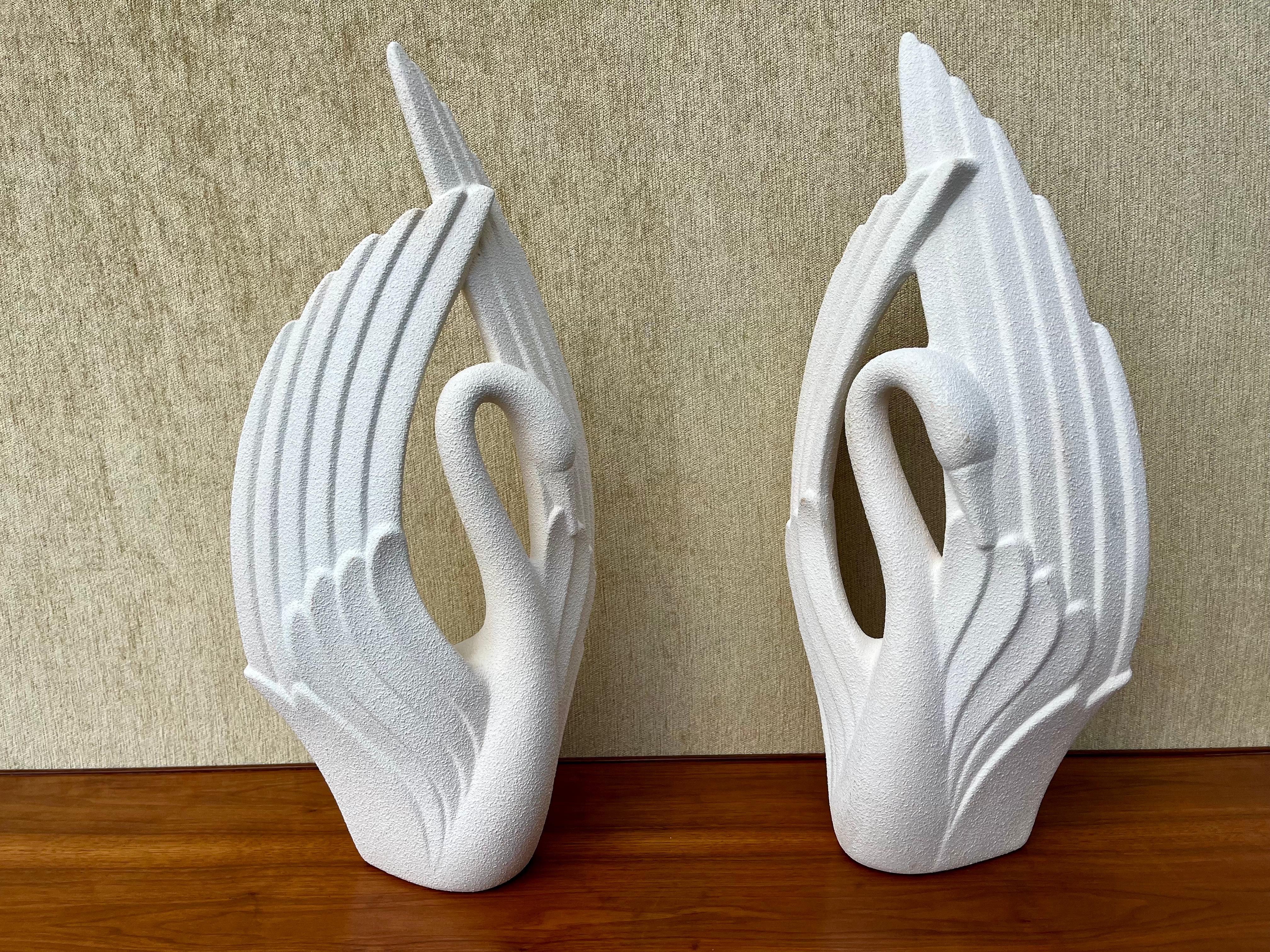 Ein Paar 1980er Art Deco Revival Haeger Pottery Swan Sculptures. (Art déco)