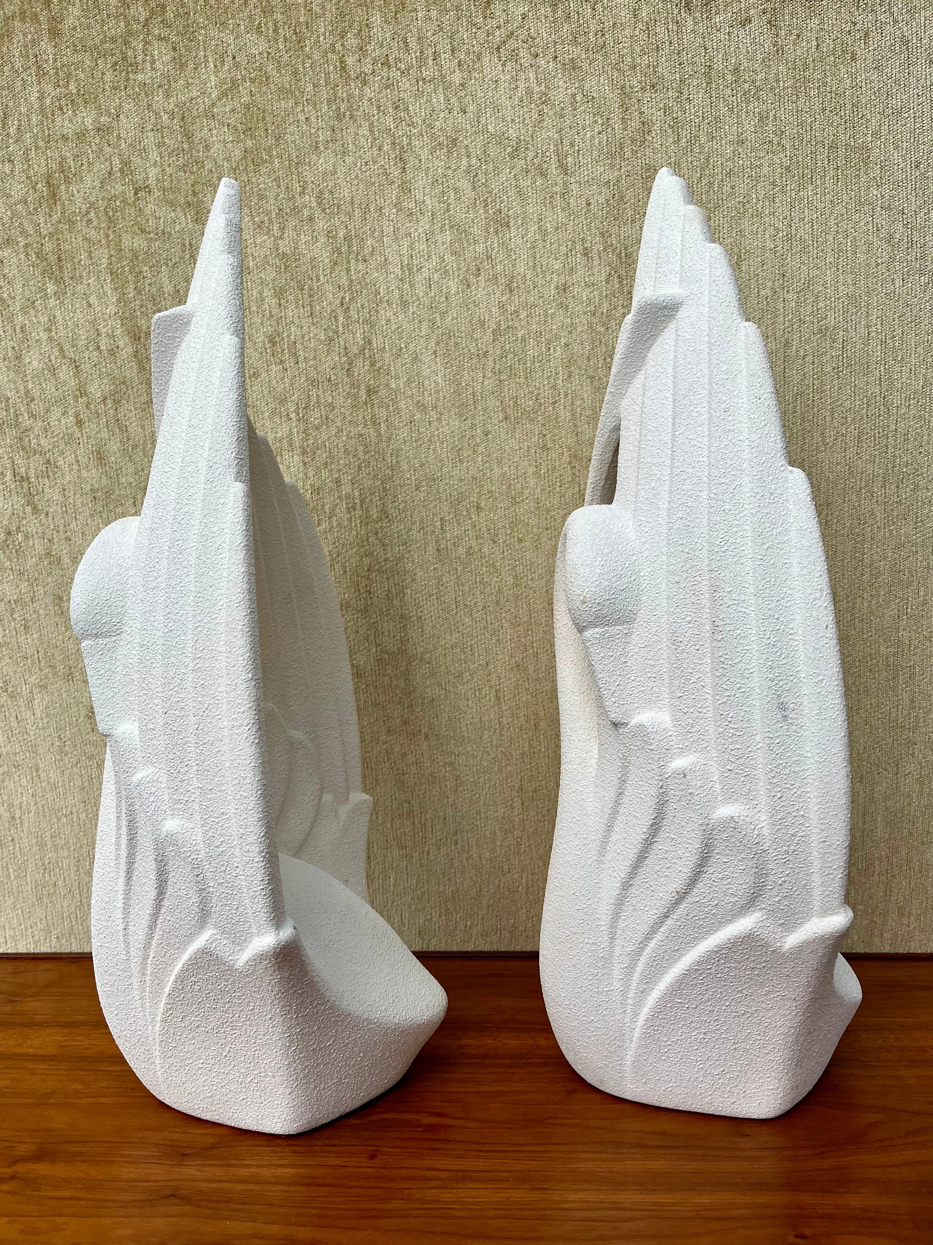 Ein Paar 1980er Art Deco Revival Haeger Pottery Swan Sculptures. (Nordamerikanisch)