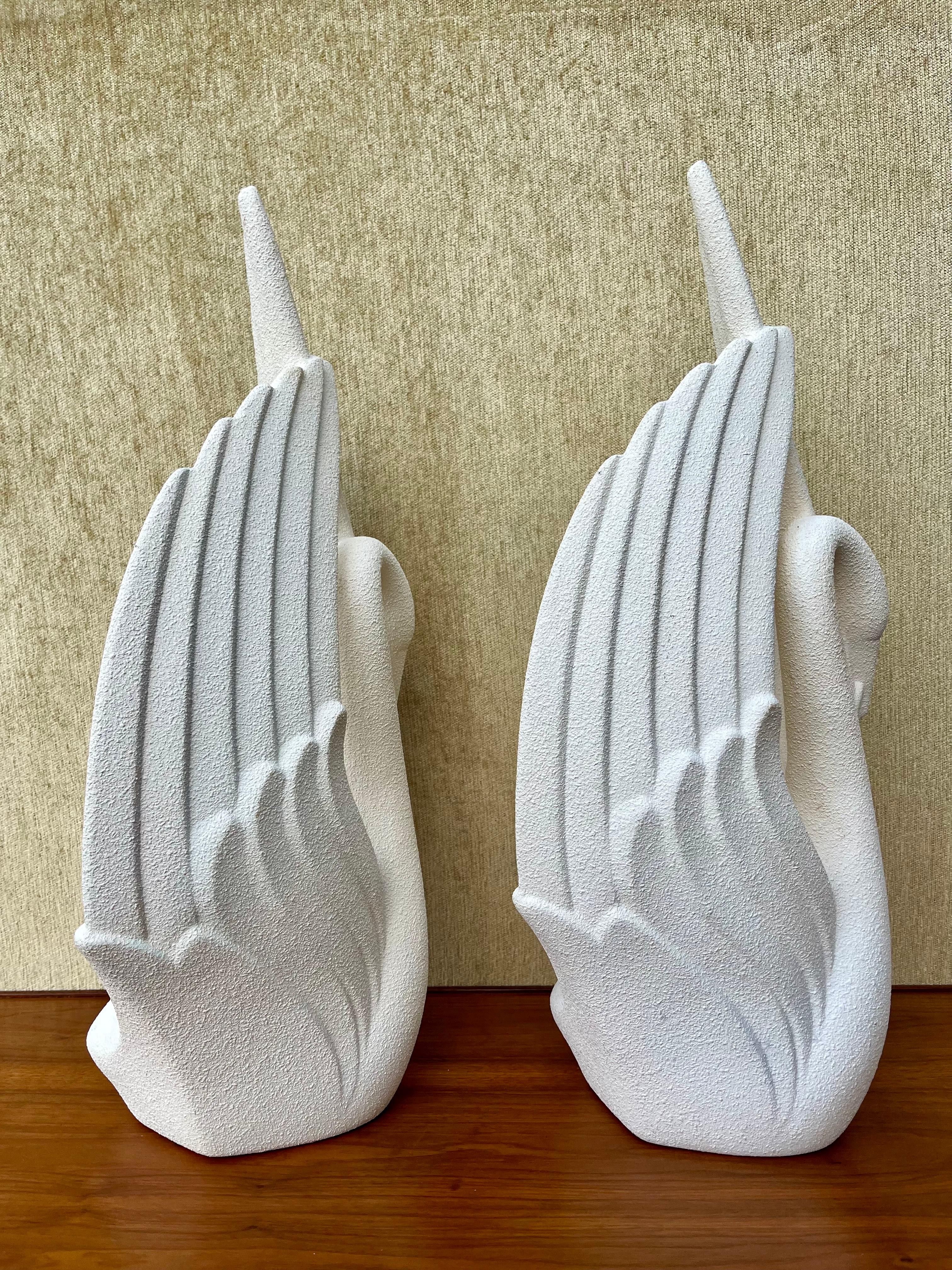 Ein Paar 1980er Art Deco Revival Haeger Pottery Swan Sculptures. im Zustand „Gut“ in Miami, FL