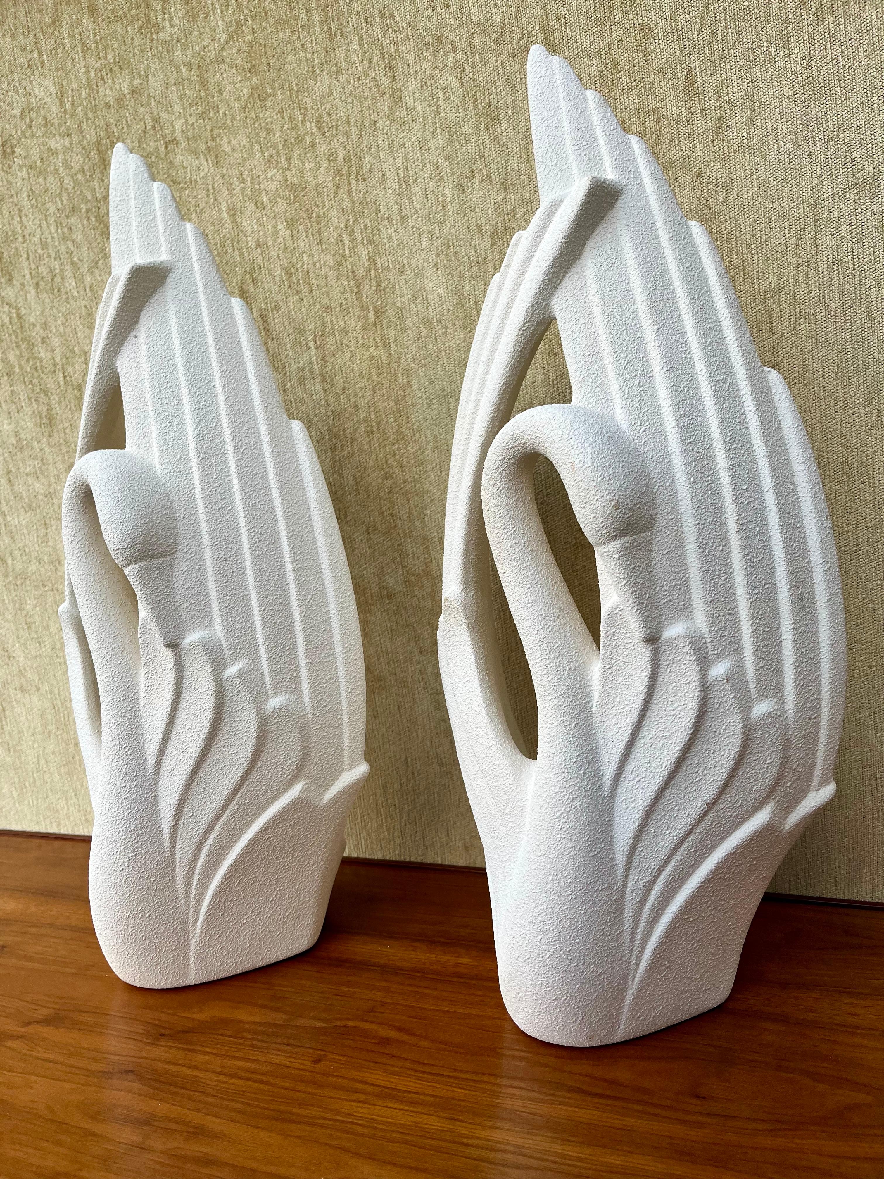 Ein Paar 1980er Art Deco Revival Haeger Pottery Swan Sculptures. 1