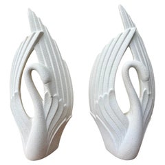 Ein Paar 1980er Art Deco Revival Haeger Pottery Swan Sculptures.
