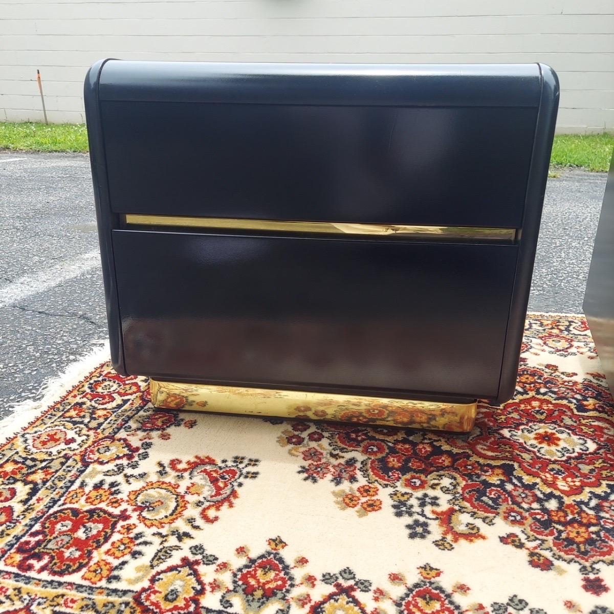 A pair of 1980s Postmodern Black Lacquer and Brass Nightstands by Lane In Good Condition In Charleston, SC