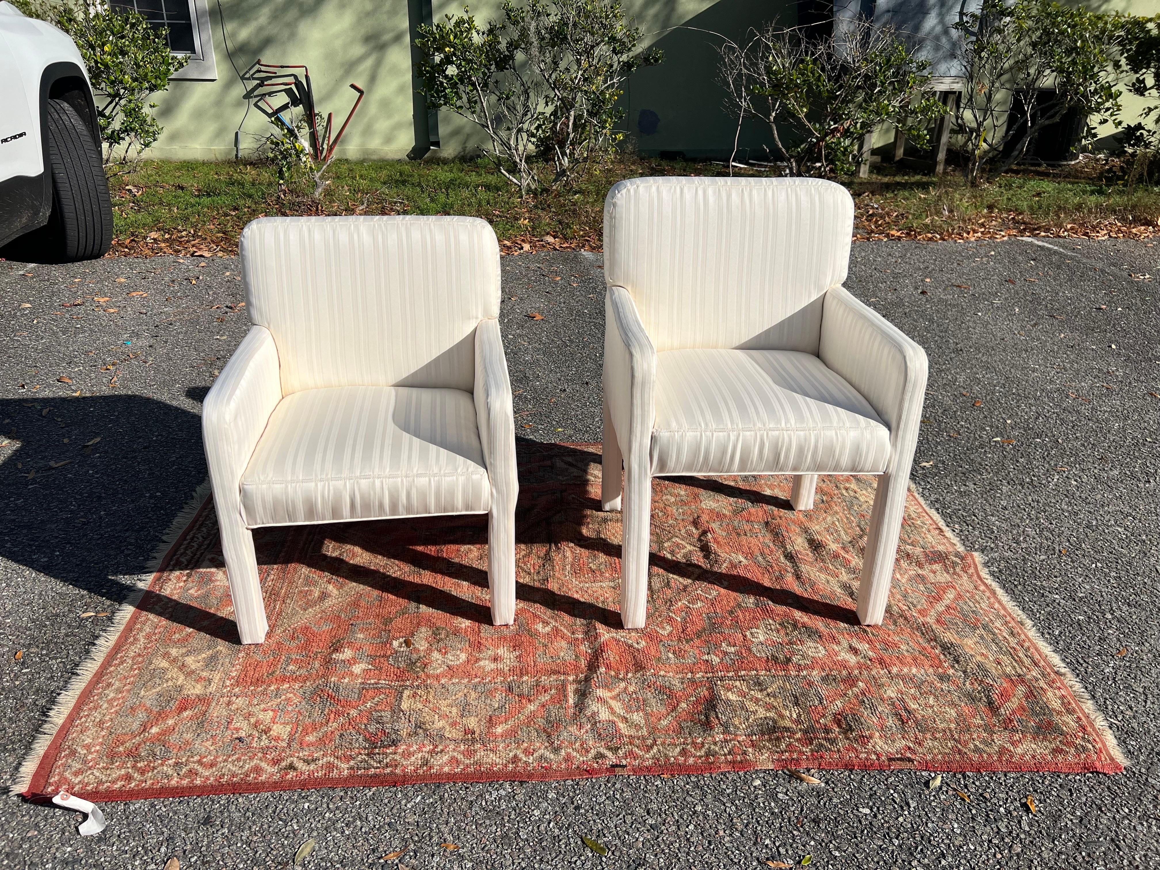 Ein Paar postmoderne Parsons-Stühle mit niedriger Rückenlehne aus den 1980er Jahren für Sie und Ihn (Postmoderne) im Angebot