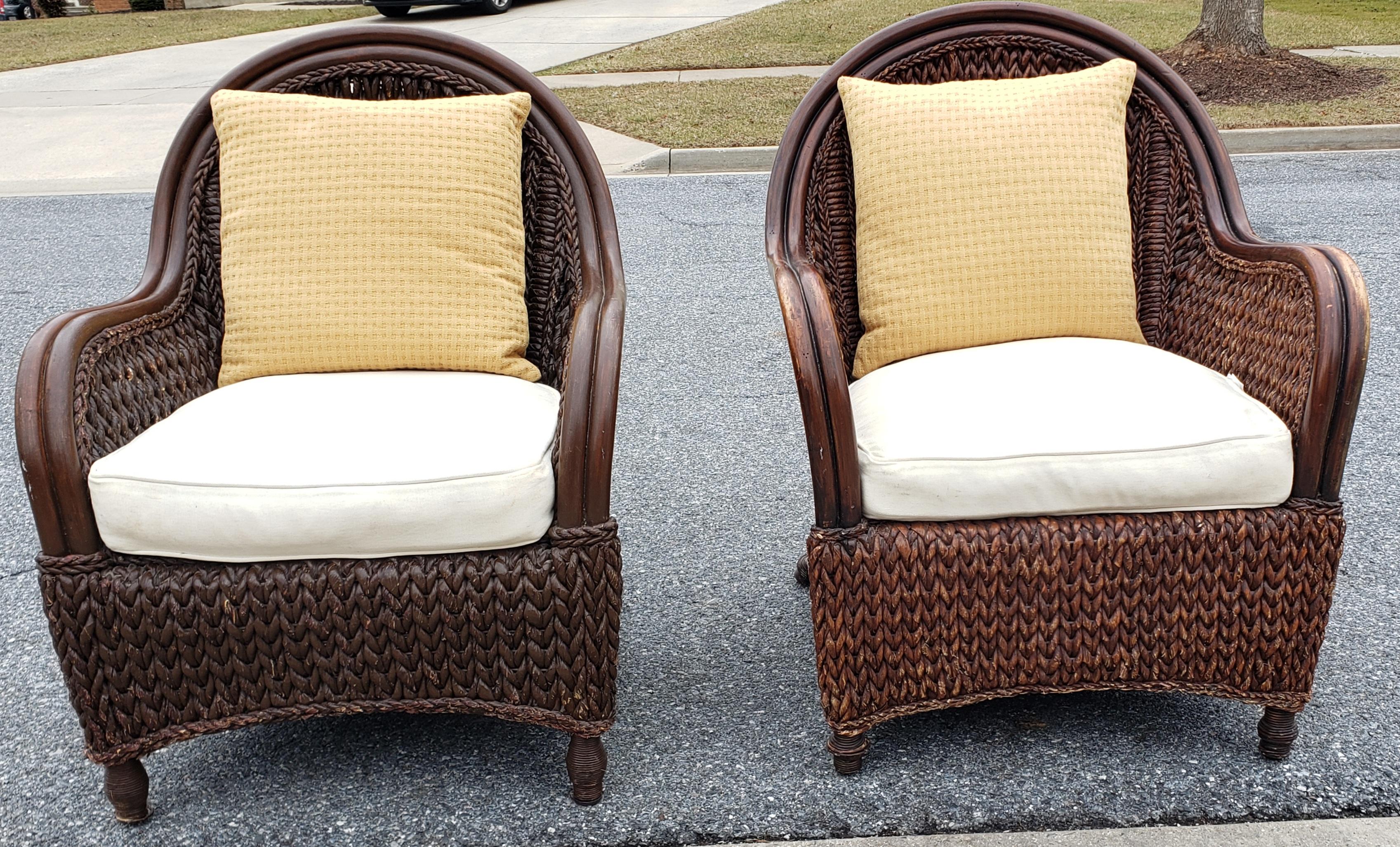 Paire de chaises longues en rotin et jonc des années 1980 avec pouf  en vente 7