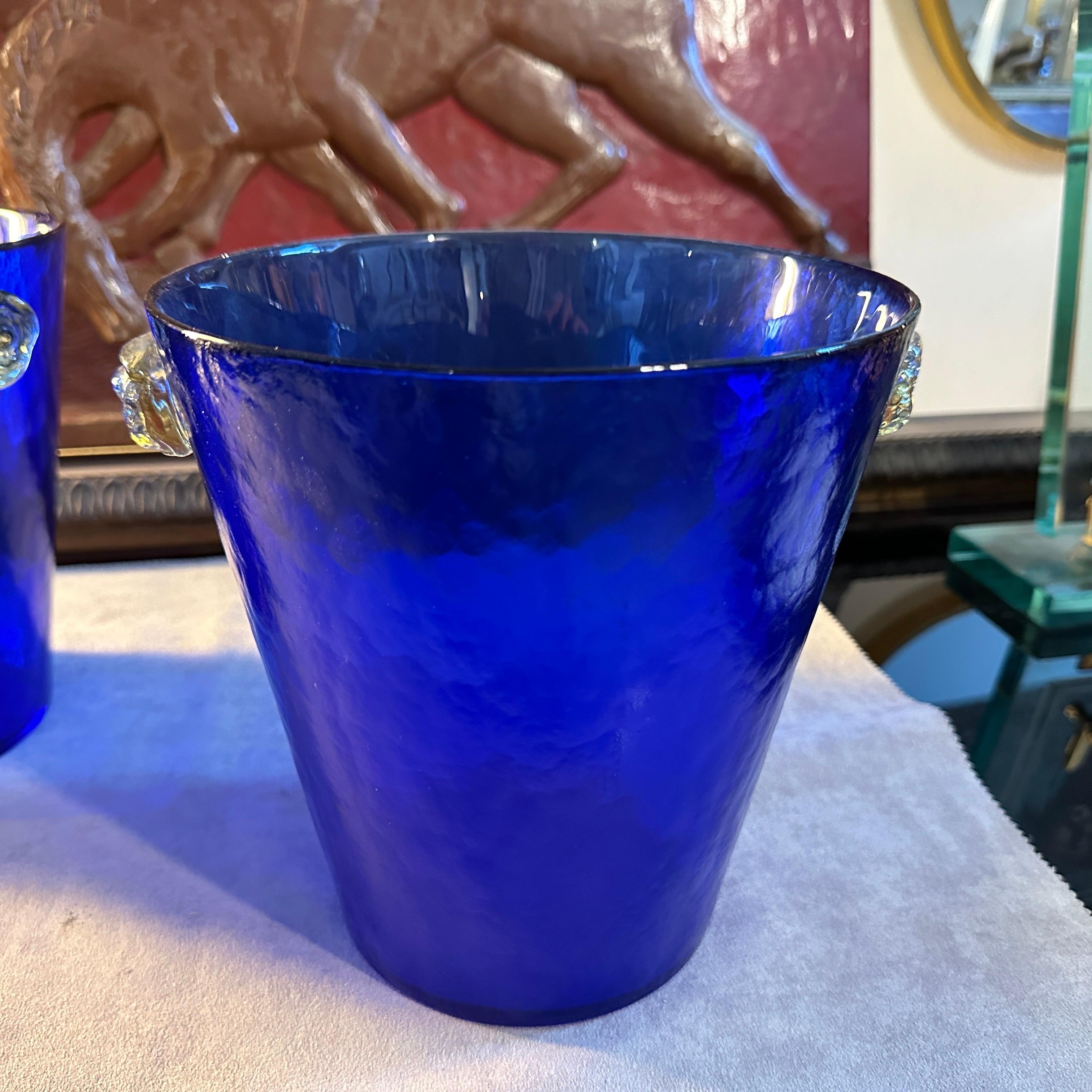 Ein modernistisches blaues und gelbes Muranoglas Paar Weinkühler entworfen und hergestellt in Murano in den achtziger Jahren, sind sie auf einer Seite und in perfektem Zustand beschriftet. Die Battuto-Technik des Weinkühlers wurde lange Zeit von