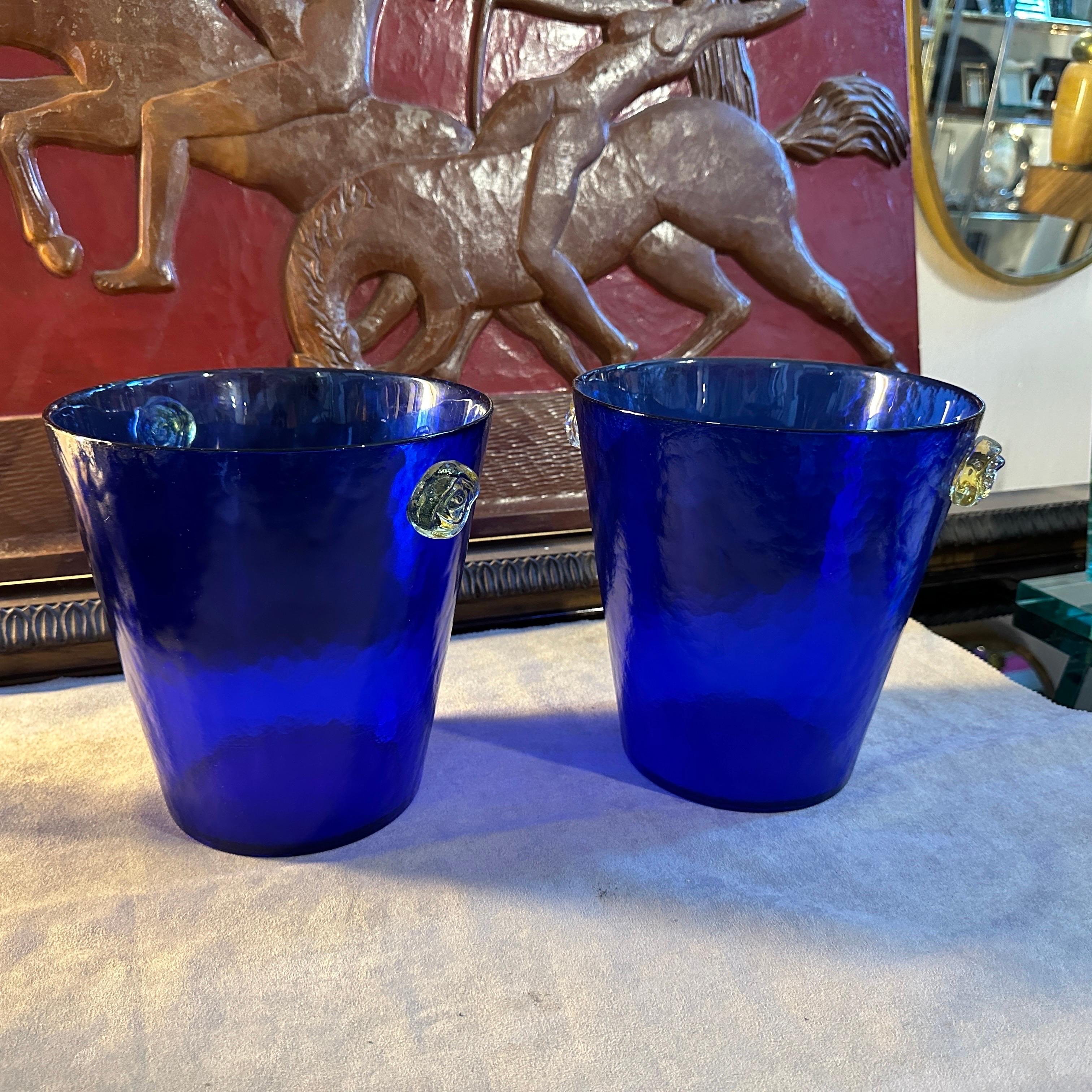 Zwei modernistische Weinkühler aus blauem und gelbem Muranoglas im Venini-Stil der 1980er Jahre (20. Jahrhundert) im Angebot