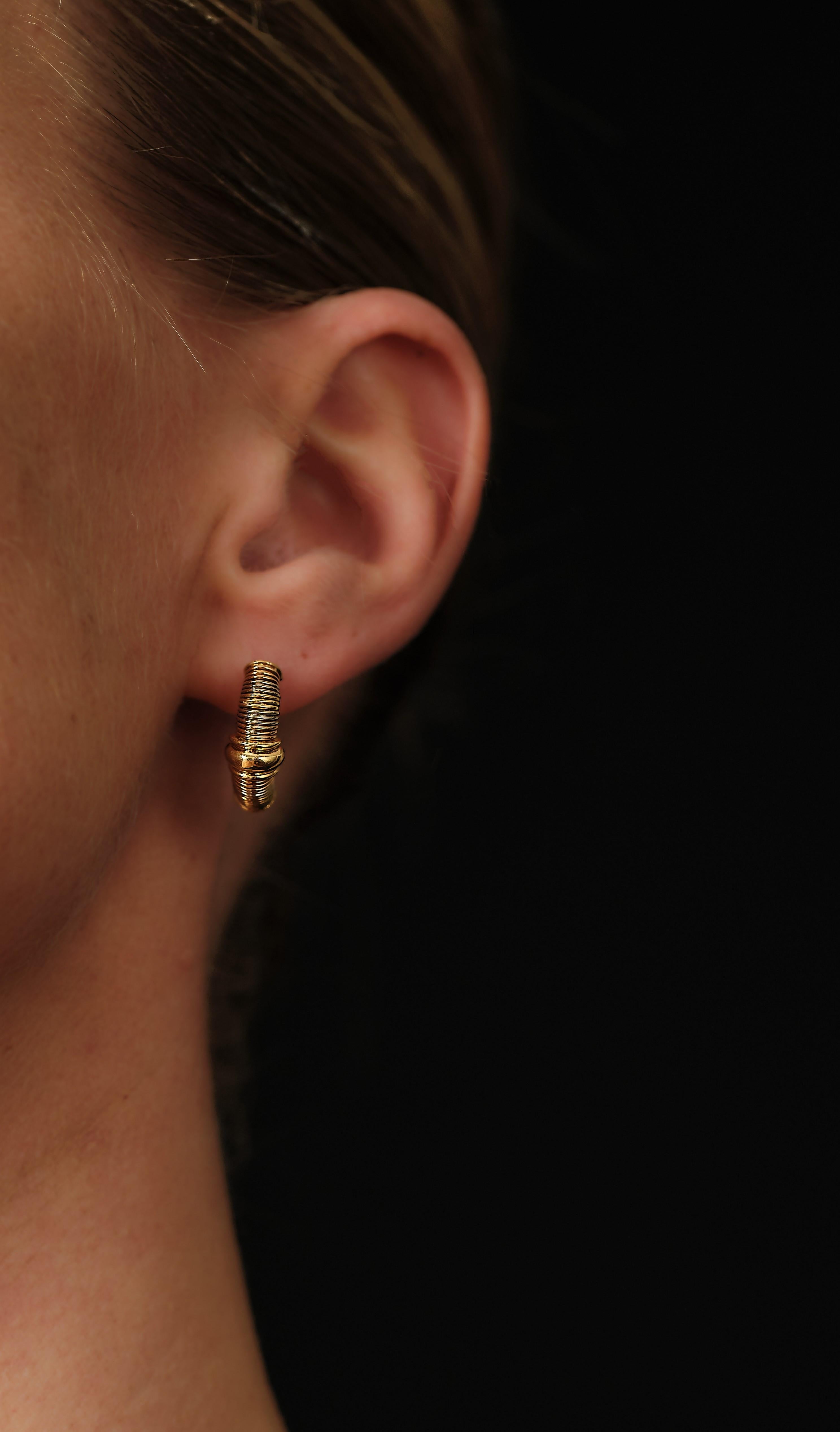 Cartier 1990s 18k gold tri-color hoop earrings. In Excellent Condition For Sale In Malmö, Skåne län