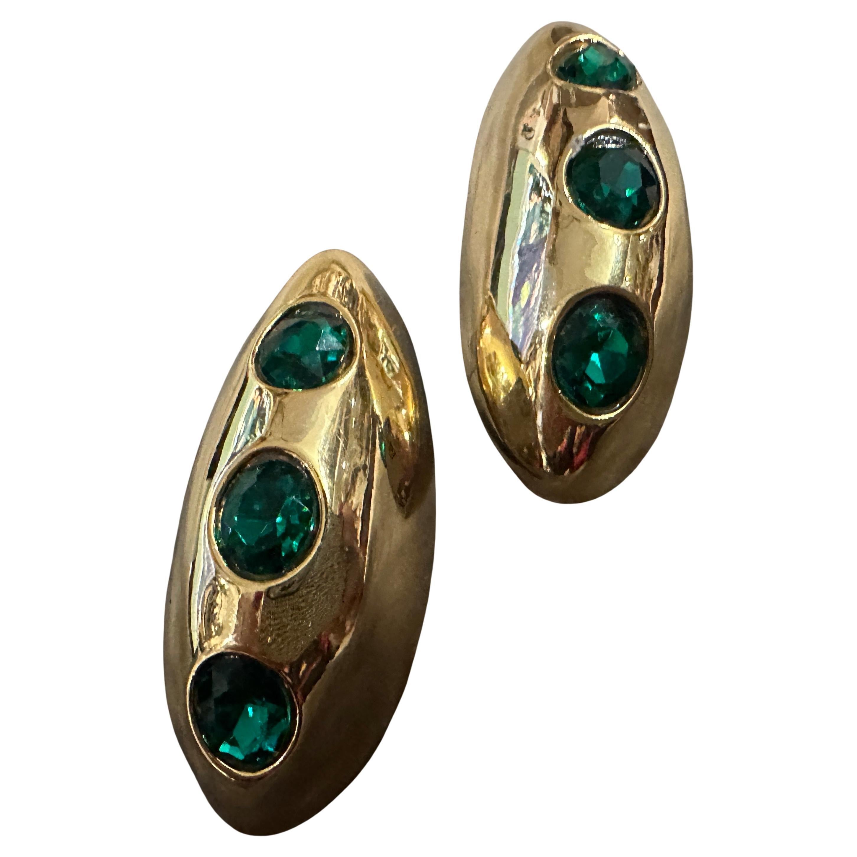 Paire de boucles d
oreilles italiennes en laiton et cristaux d
émeraude des années 1990 en vente