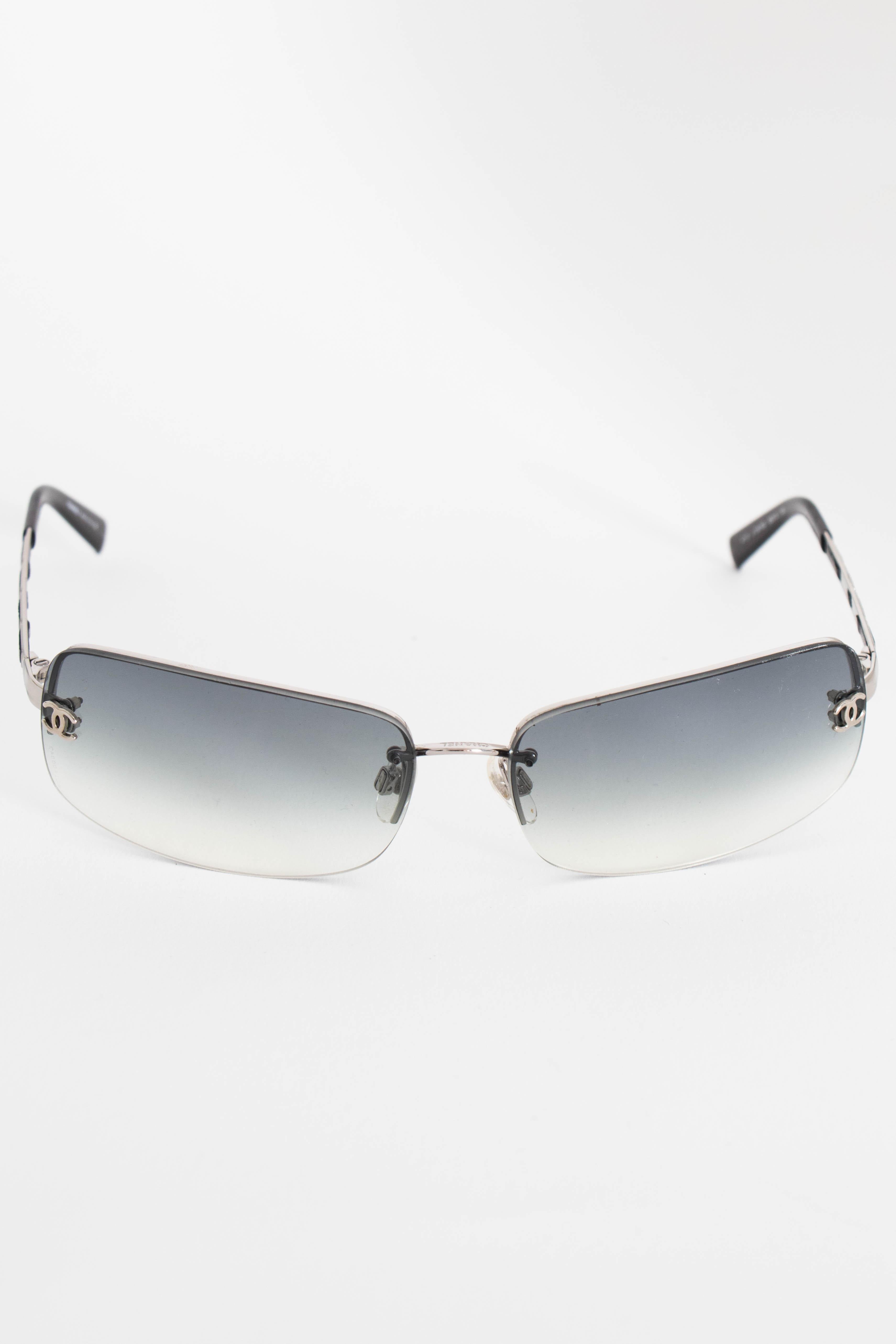 A Pair of 1990s Vintage Chanel  Silver Frame and Logo Detail Sunglasses  In Fair Condition In Copenhagen, DK