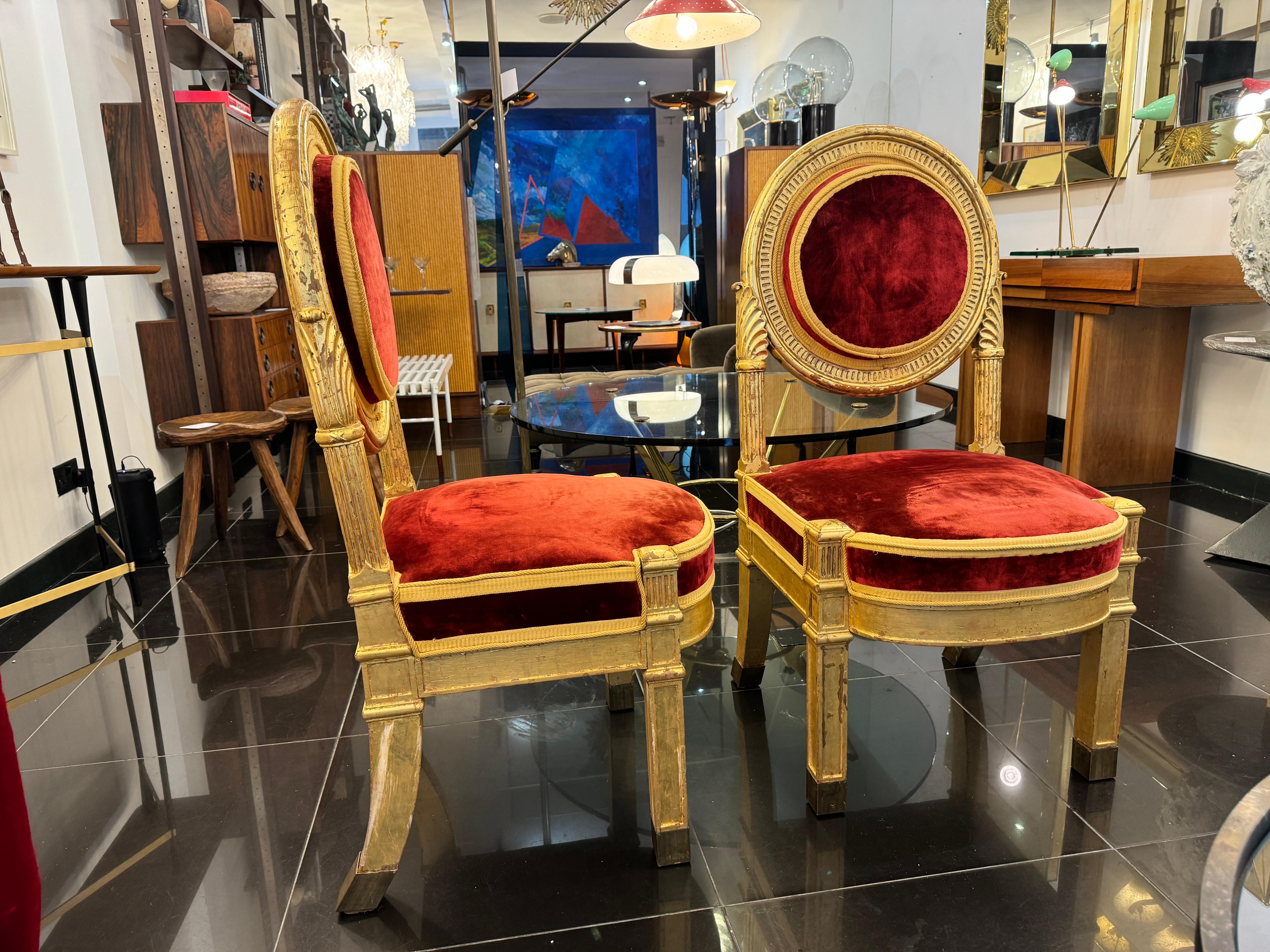 Une fantastique paire de chaises italiennes en bois doré du 19ème siècle.
Les dossiers en médaillon sont soutenus par des montants cannelés à agrafes d'acanthe et le siège à traverse avant élaborée repose sur des pieds carrés à chapeaux de laiton.