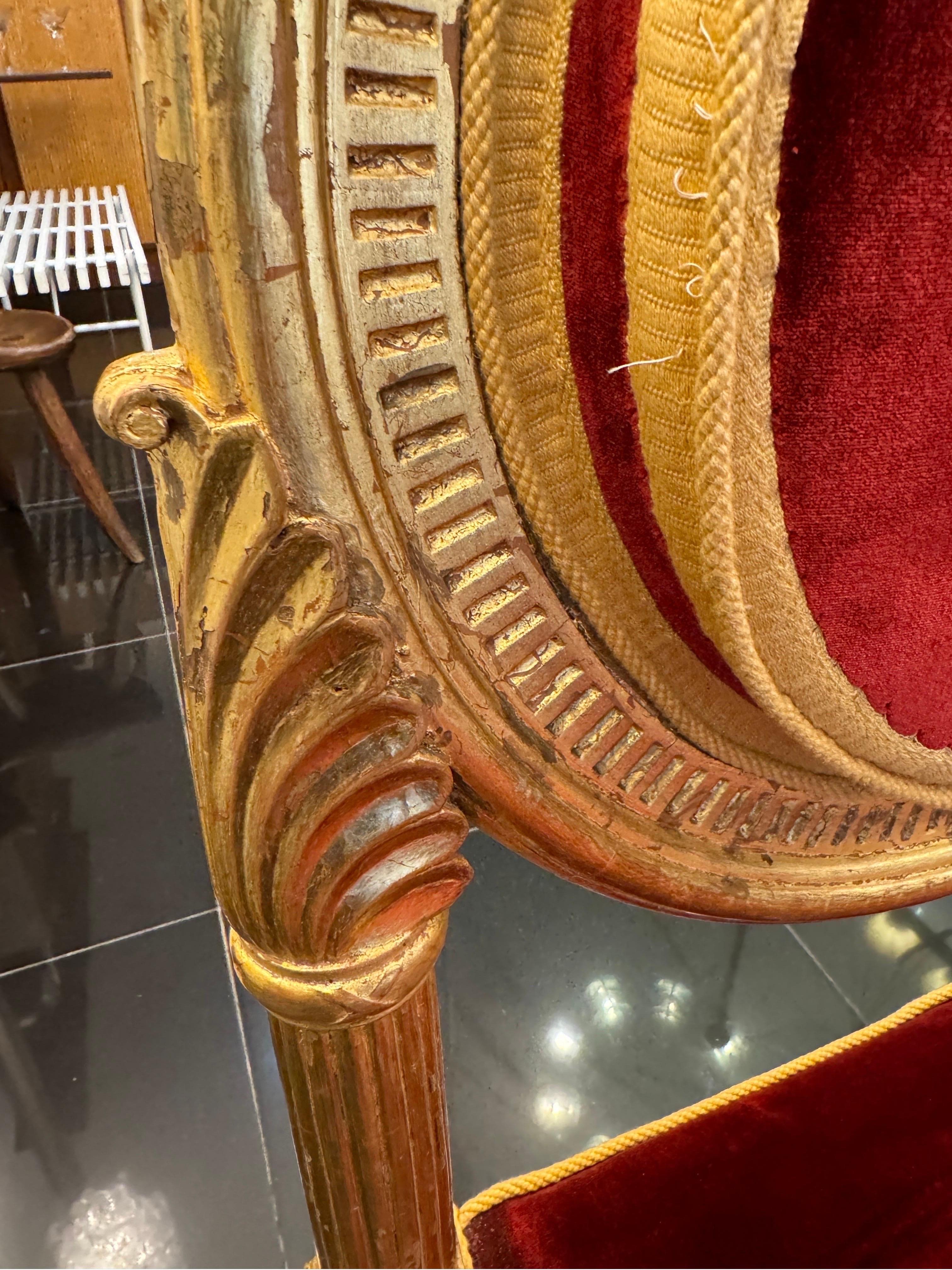 Doré Paire de chaises d'appoint italiennes en bois doré du 19e siècle en vente