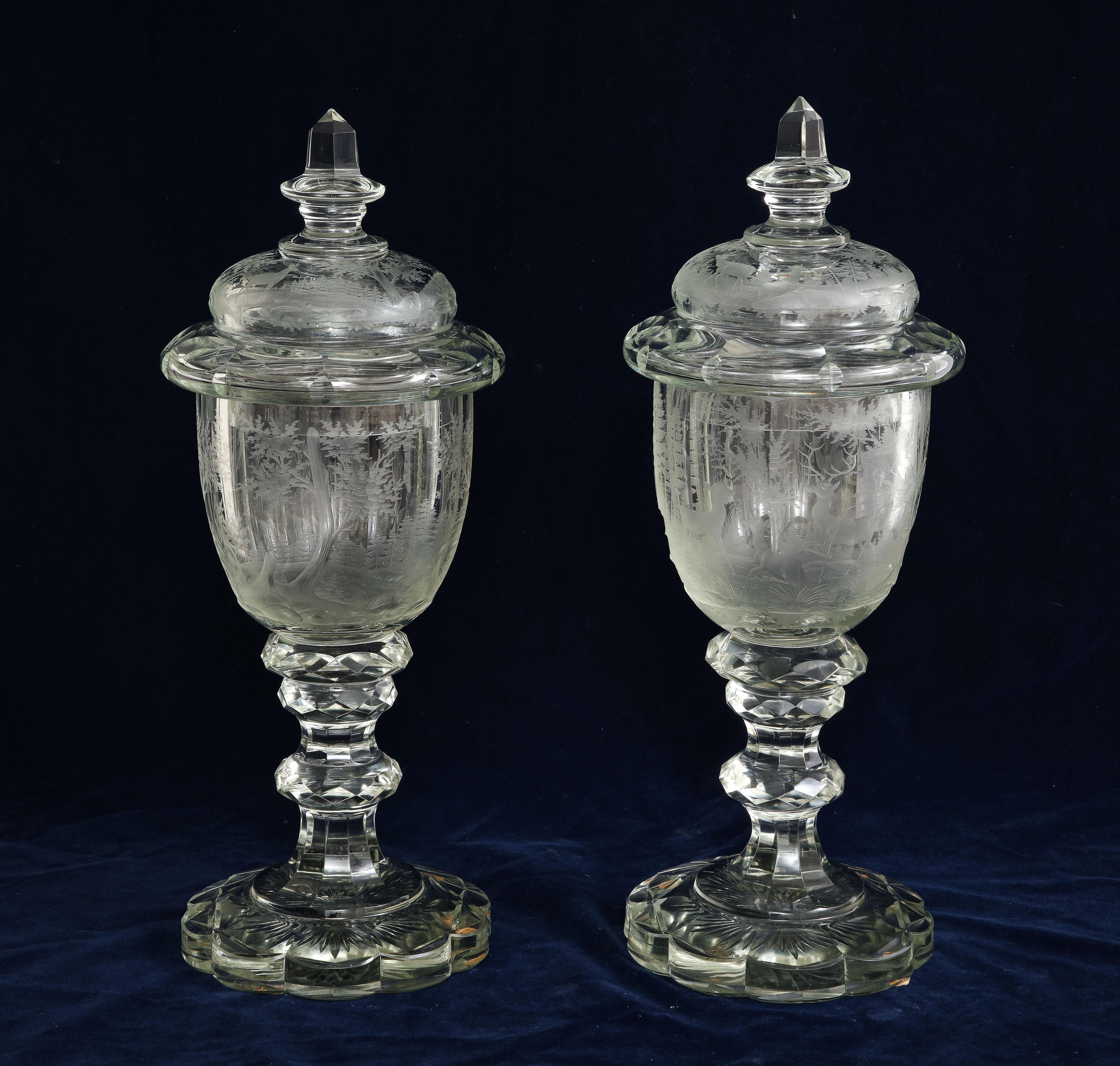 Ein Paar böhmische Kristallpokale aus dem 19. Jahrhundert, handgraviert und mit Säure gewaschen, mit Jagdszenen. Jeder Kristallpokal wird mundgeblasen, handgeschnitten, handgraviert und mit Säure gewaschen, um einen wunderbaren 3-Dimentinal-Effekt