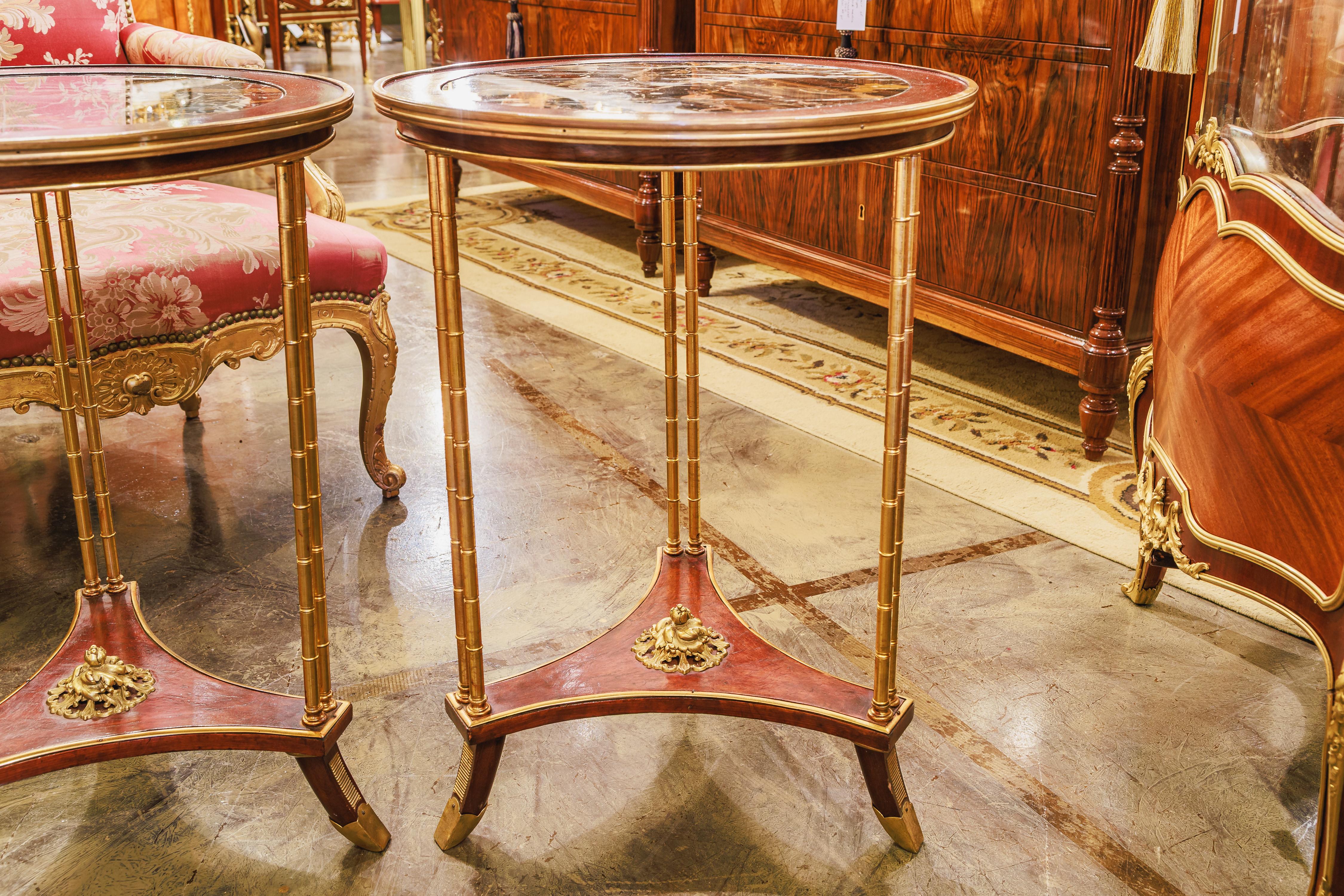 Paire de tables de guéridon en acajou et bronze doré de style Louis XVI de la fin du XIXe siècle. Dessus en marbre 