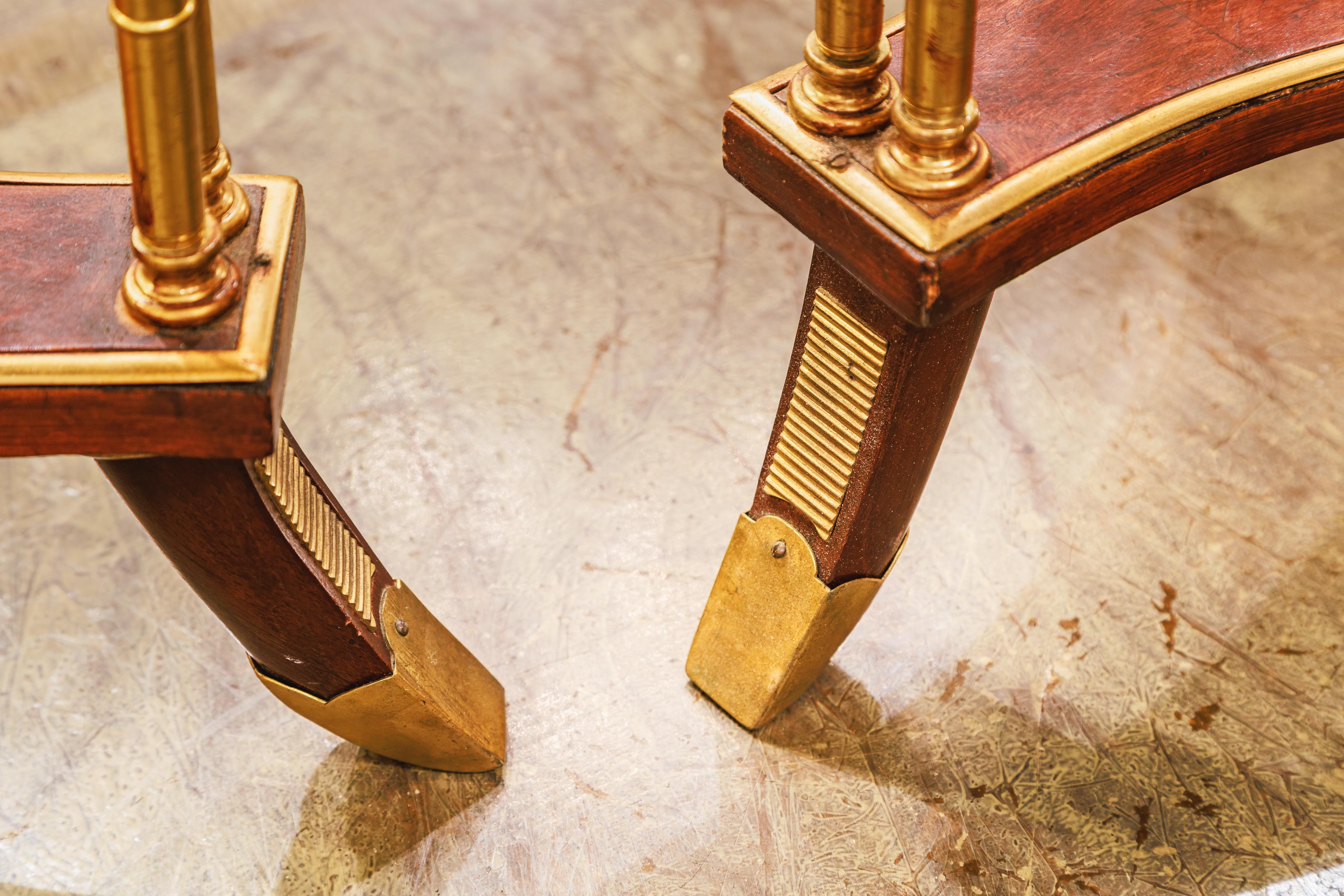 Louis XVI A  paire de  Tables de guéridon en acajou continental et bronze doré du 19e siècle. en vente
