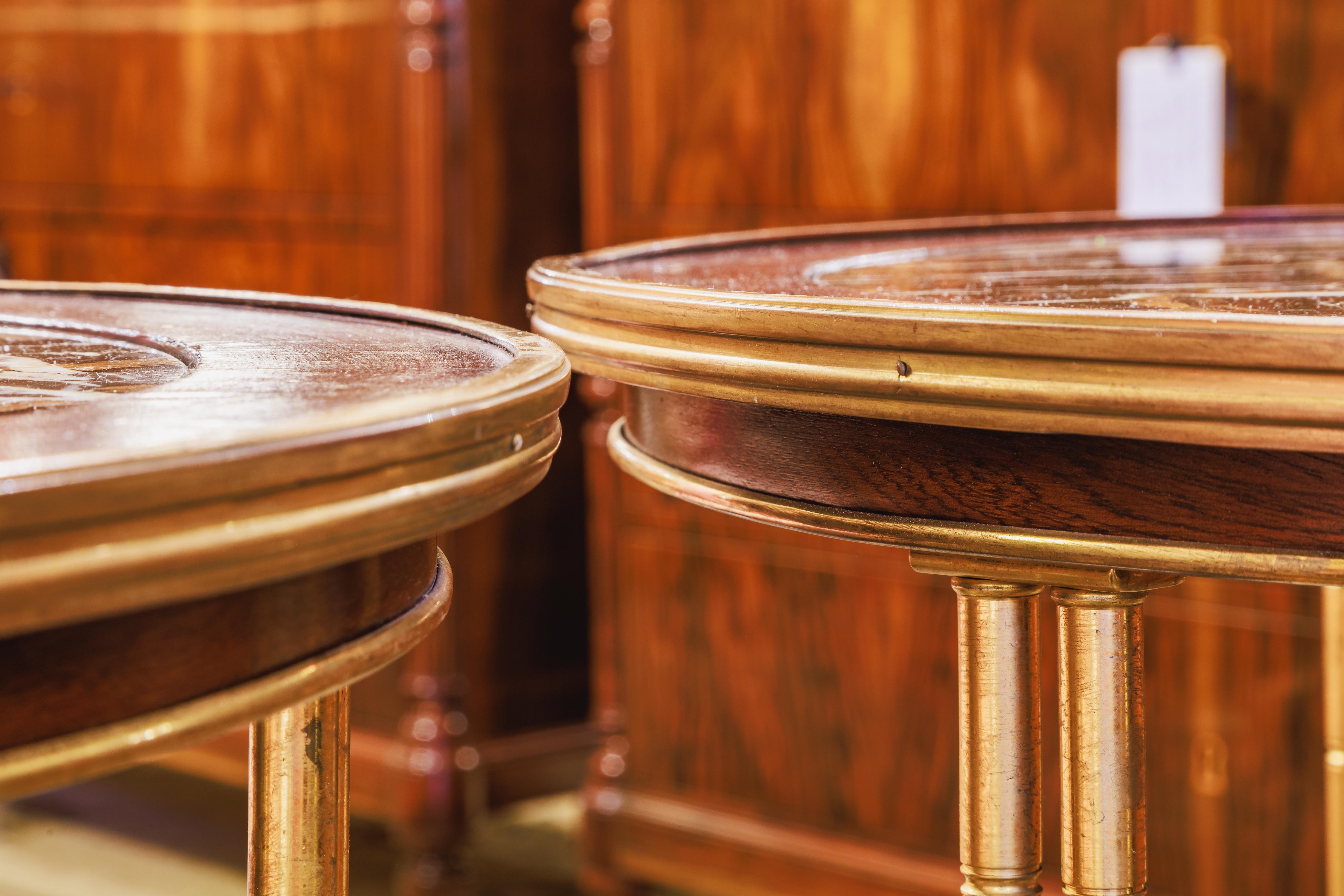 A  paire de  Tables de guéridon en acajou continental et bronze doré du 19e siècle. Bon état - En vente à Dallas, TX