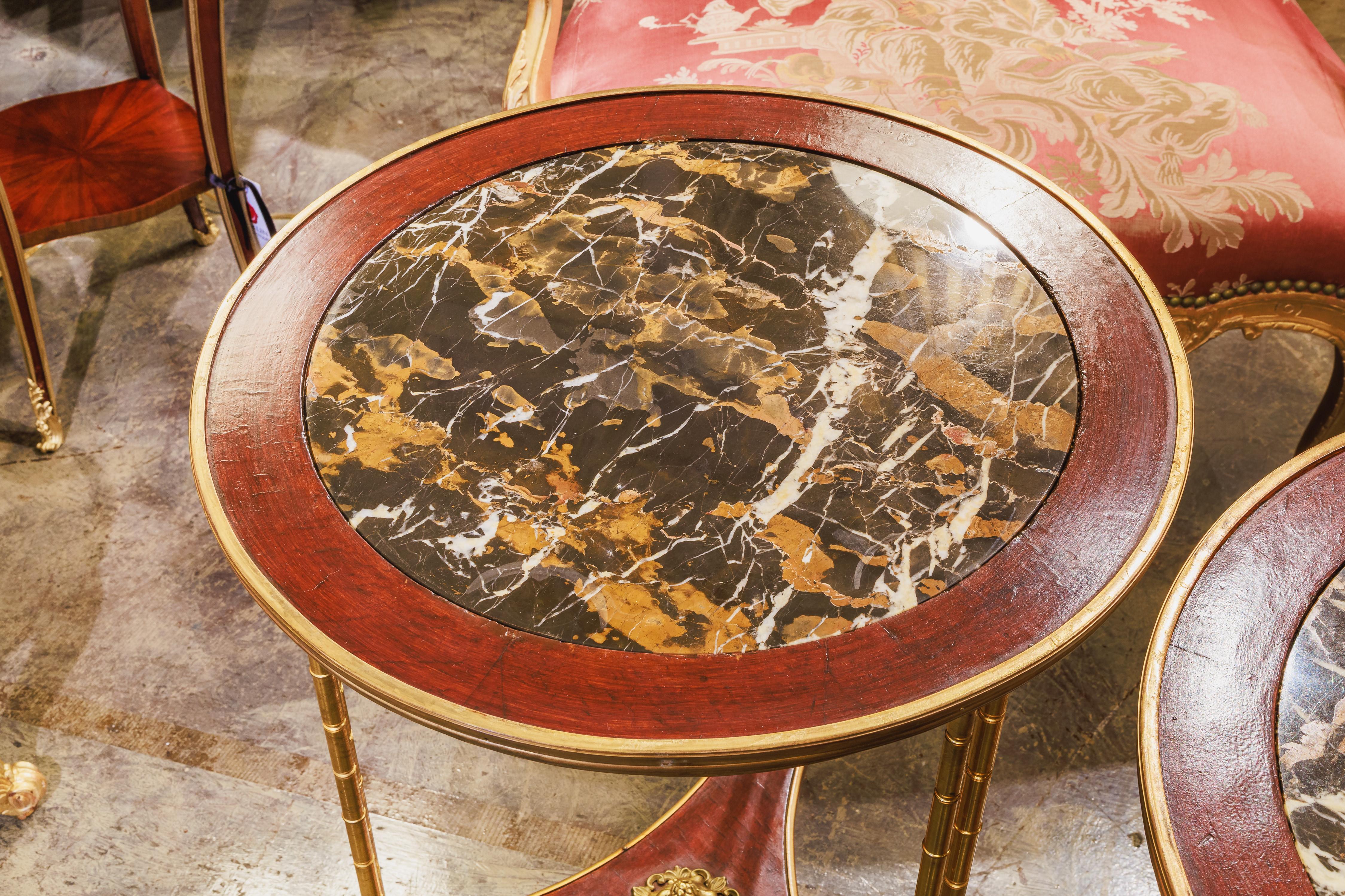 Bronze A  paire de  Tables de guéridon en acajou continental et bronze doré du 19e siècle. en vente