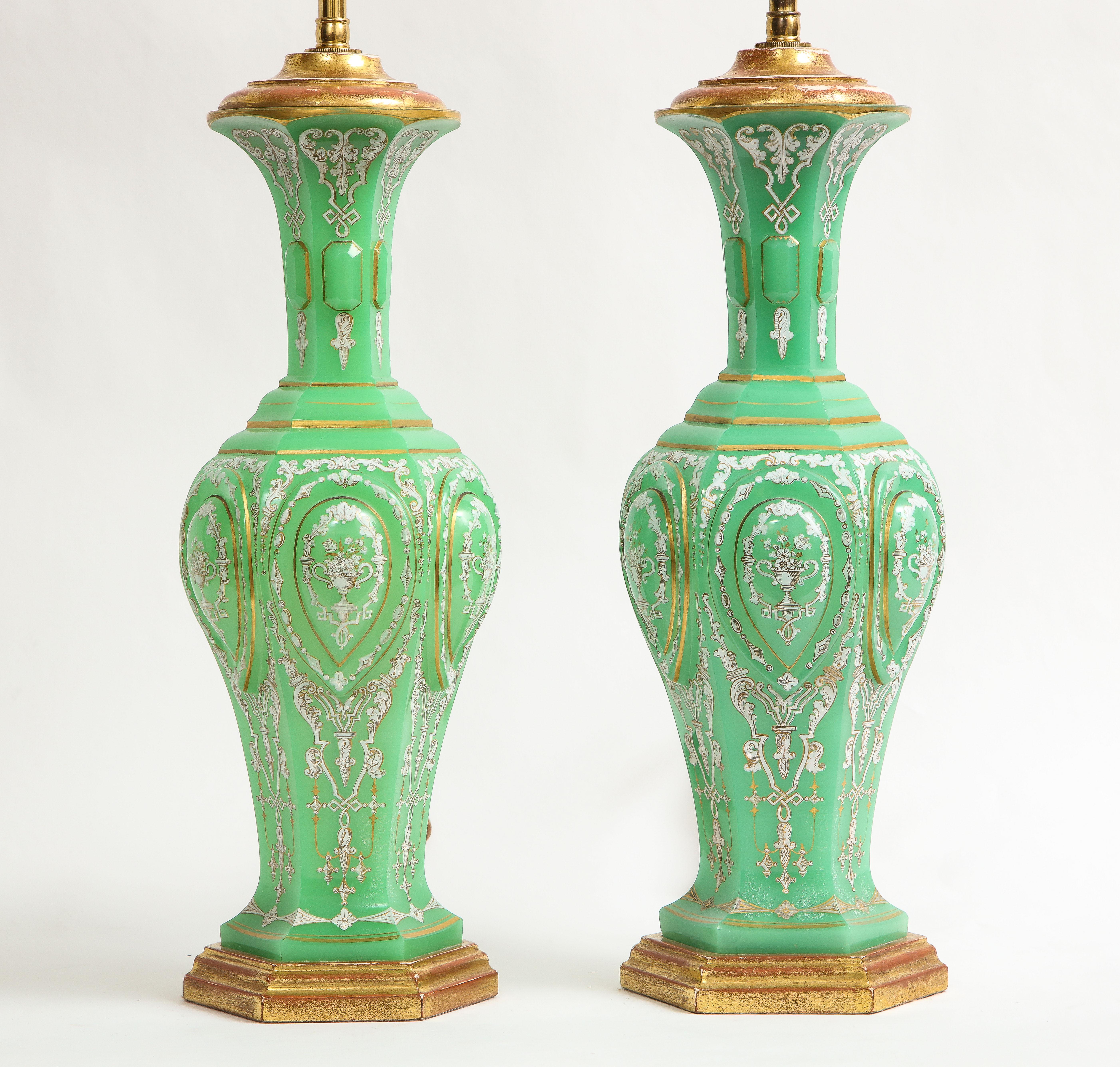 Paar französische Lampen aus vergoldetem Holz mit smaragdgrünem Opalkristall und Emaille aus dem 19. Jahrhundert (Louis XVI.) im Angebot