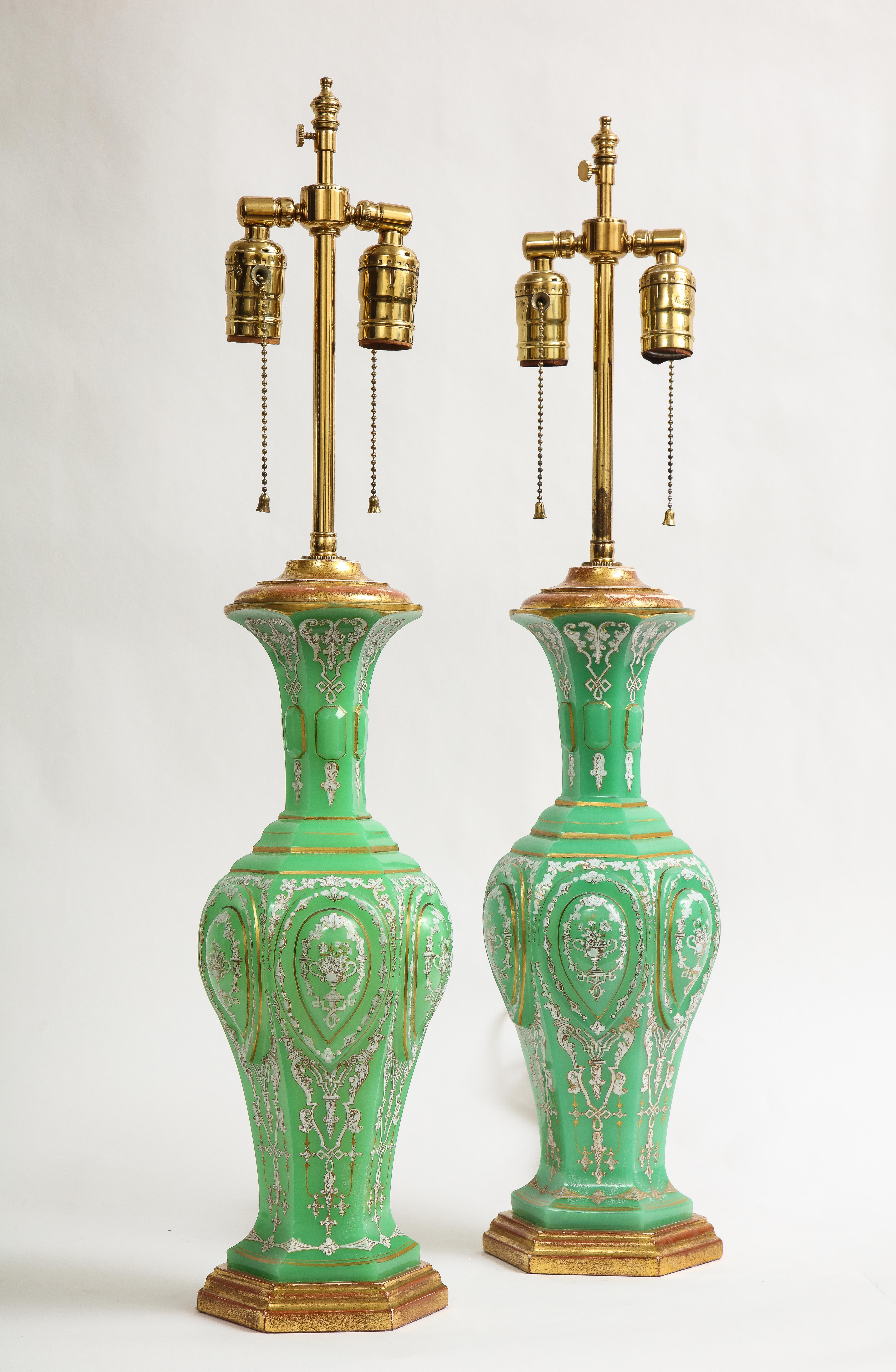 Paar französische Lampen aus vergoldetem Holz mit smaragdgrünem Opalkristall und Emaille aus dem 19. Jahrhundert (Französisch) im Angebot