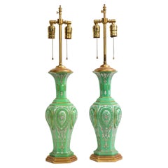 Paire de lampes françaises du 19ème siècle en bois doré, cristal opalin vert émeraude et émail