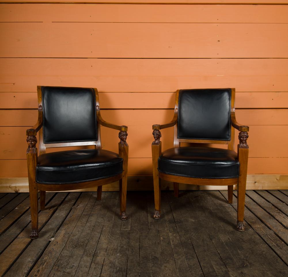 Paire de fauteuils en acajou de marque Jacob Frères Consulat, datant du XIXe siècle, avec un dossier rembourré arqué au-dessus d'un siège rembourré et des pieds avant effilés surmontés d'une tête de sphinx et se terminant par des pieds pattes.