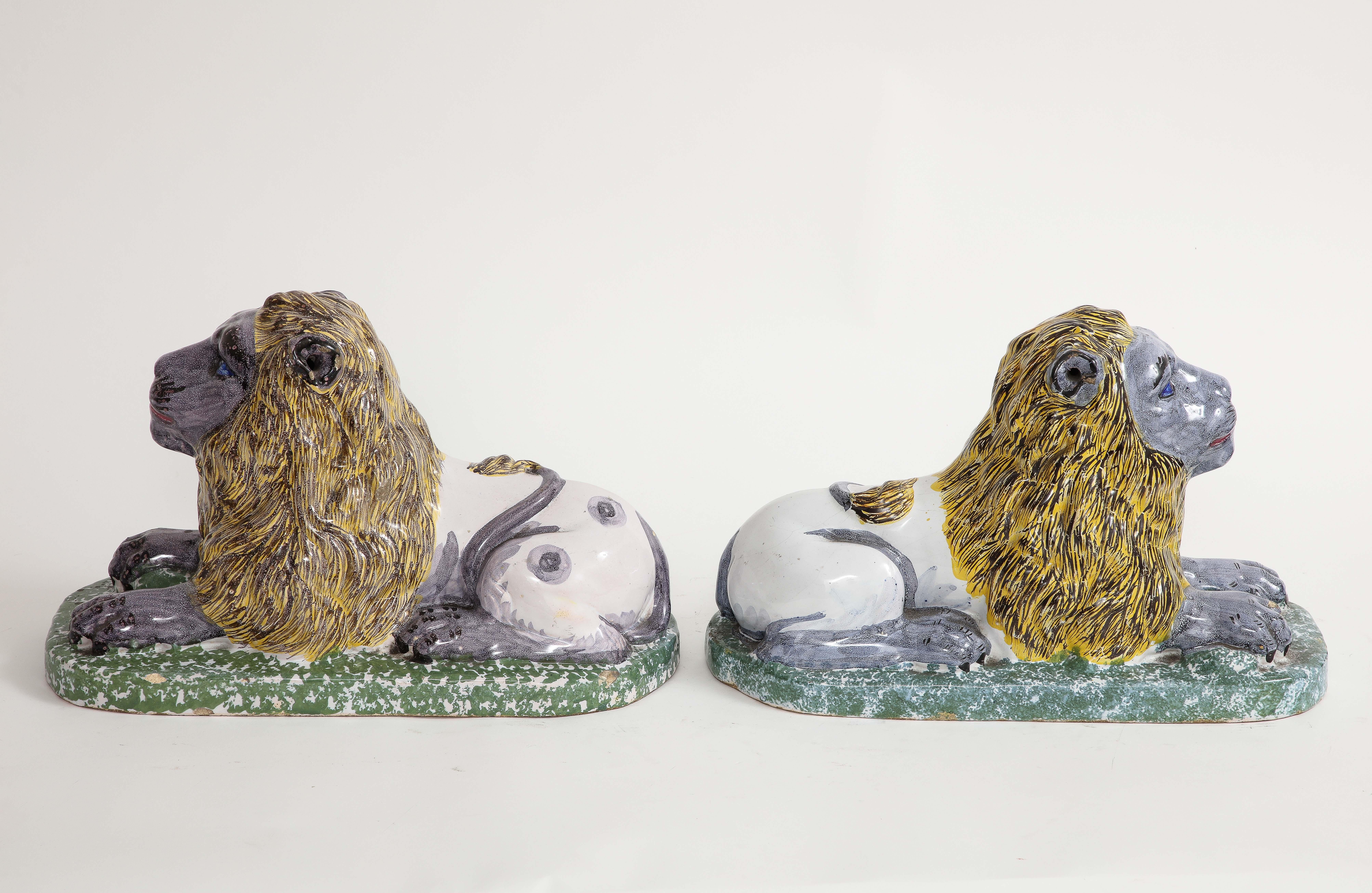 Francese Coppia di modelli di leoni appollaiati su cavalletto in maiolica/fiaccatura francese del XIX secolo in vendita