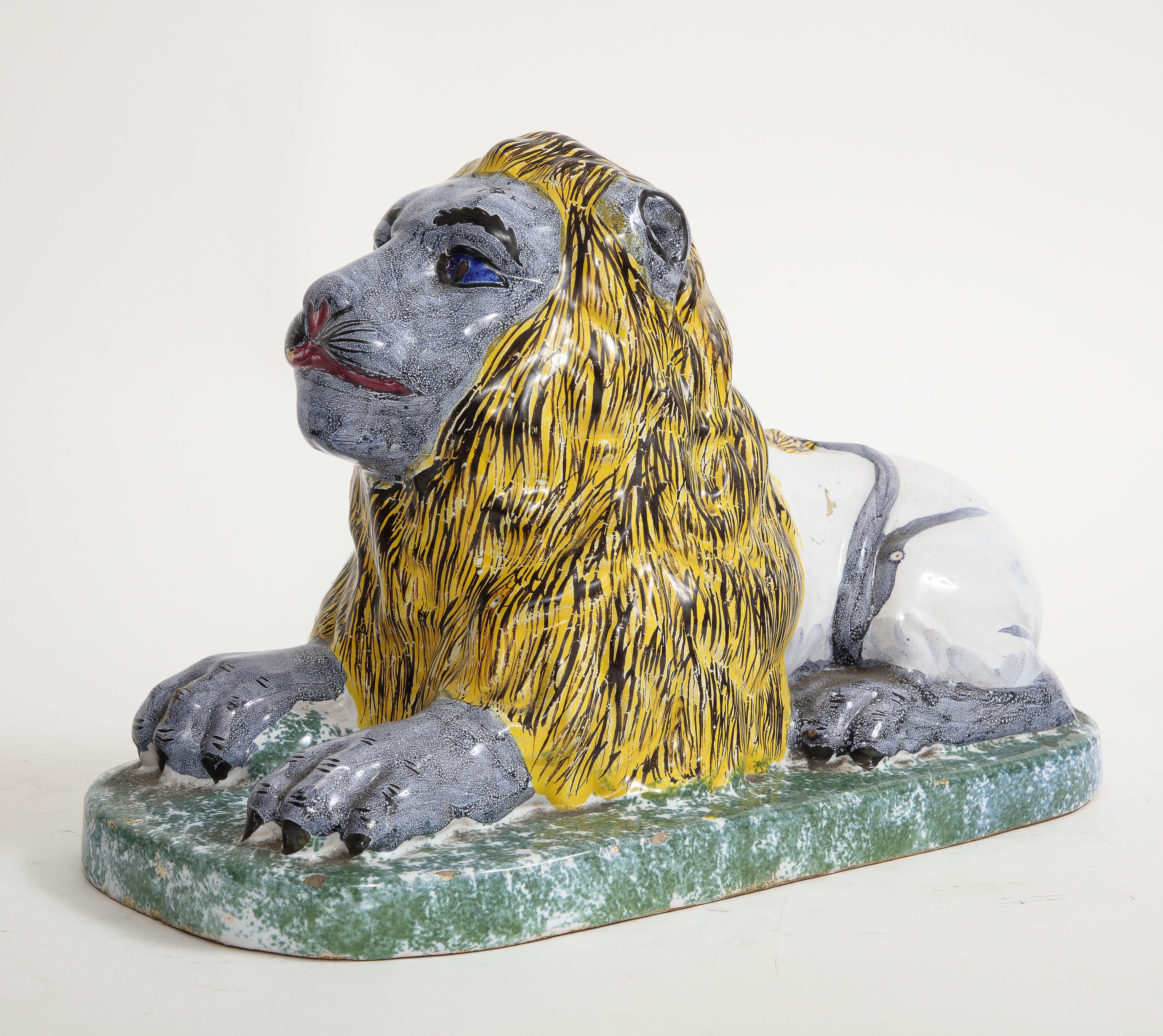 Coppia di modelli di leoni appollaiati su cavalletto in maiolica/fiaccatura francese del XIX secolo In condizioni buone in vendita a New York, NY