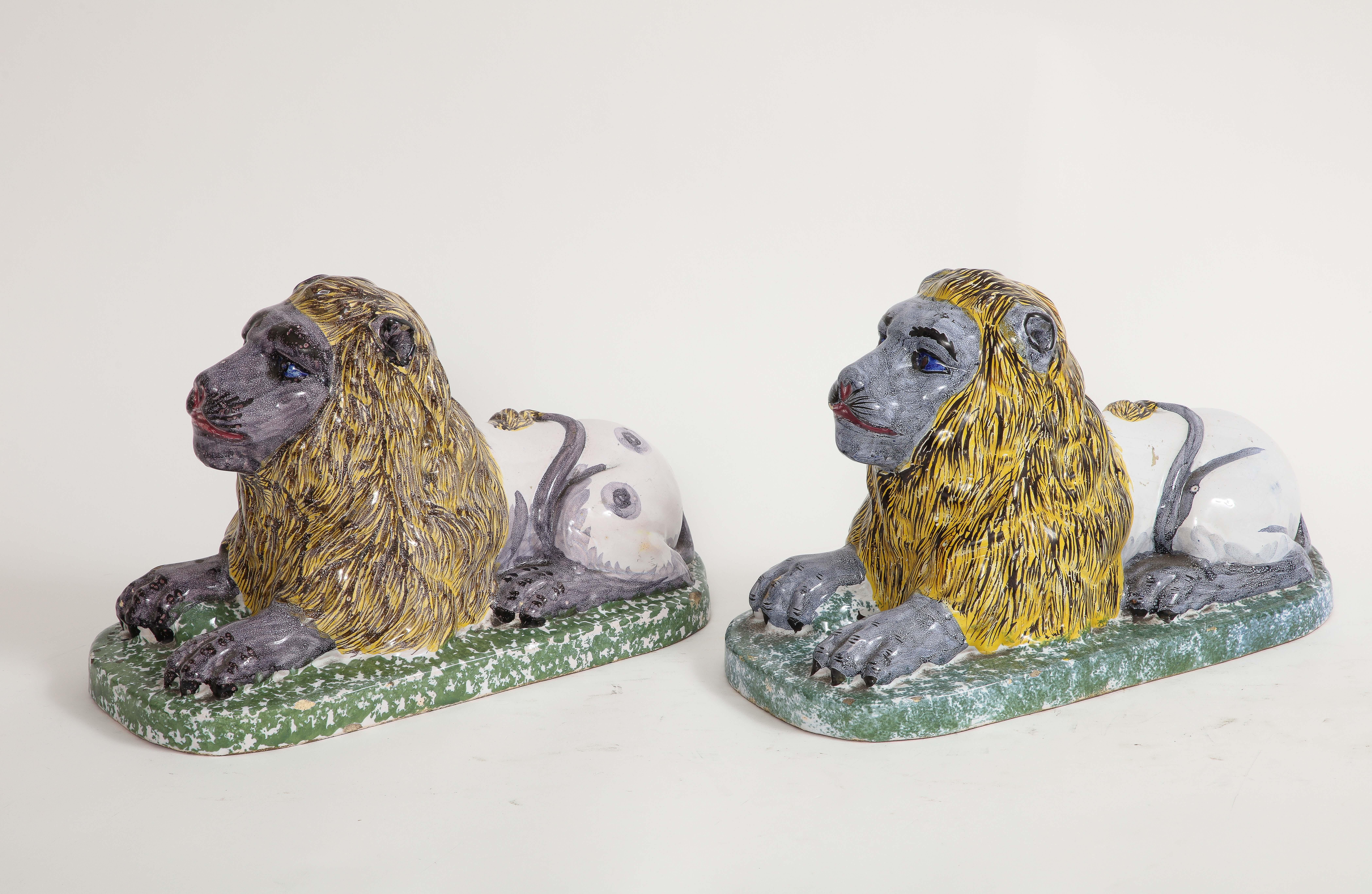 Paire de modèles en majolique/fiance du XIXe siècle représentant des lions perchés sur des socles en vente 1